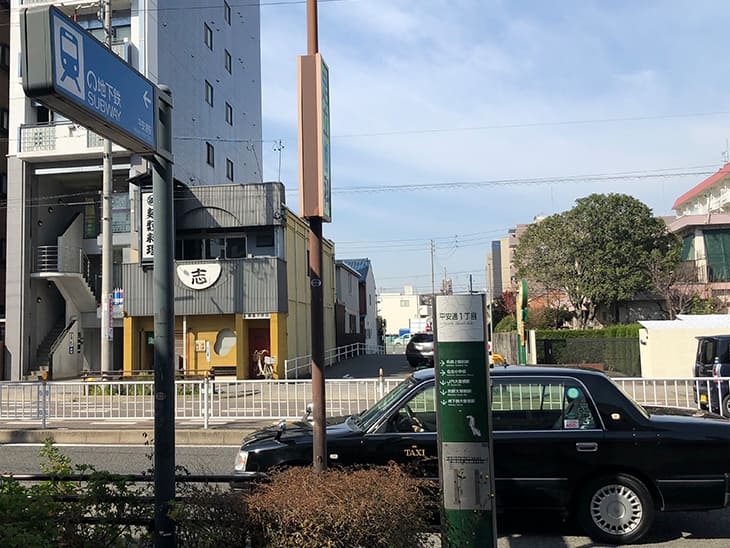 階段を上って地上に出まして、階段を背にし、右方向に進んでください。