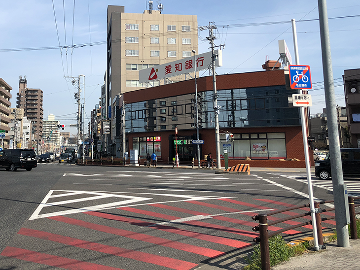 そのまままっすぐ進むと目の前に愛知銀行が見えます。愛知銀行を目の前に右手に進んでください。