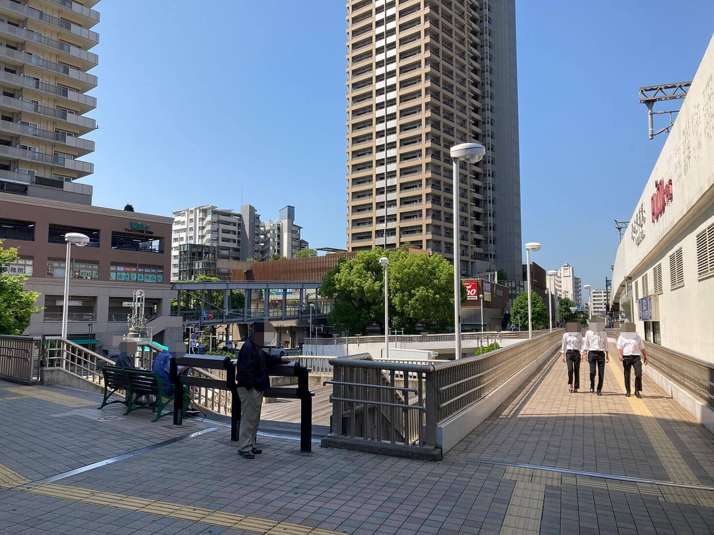 南口から出て、右側の道を駅に沿いながらまっすぐ進み、突き当たりを左に曲がります。