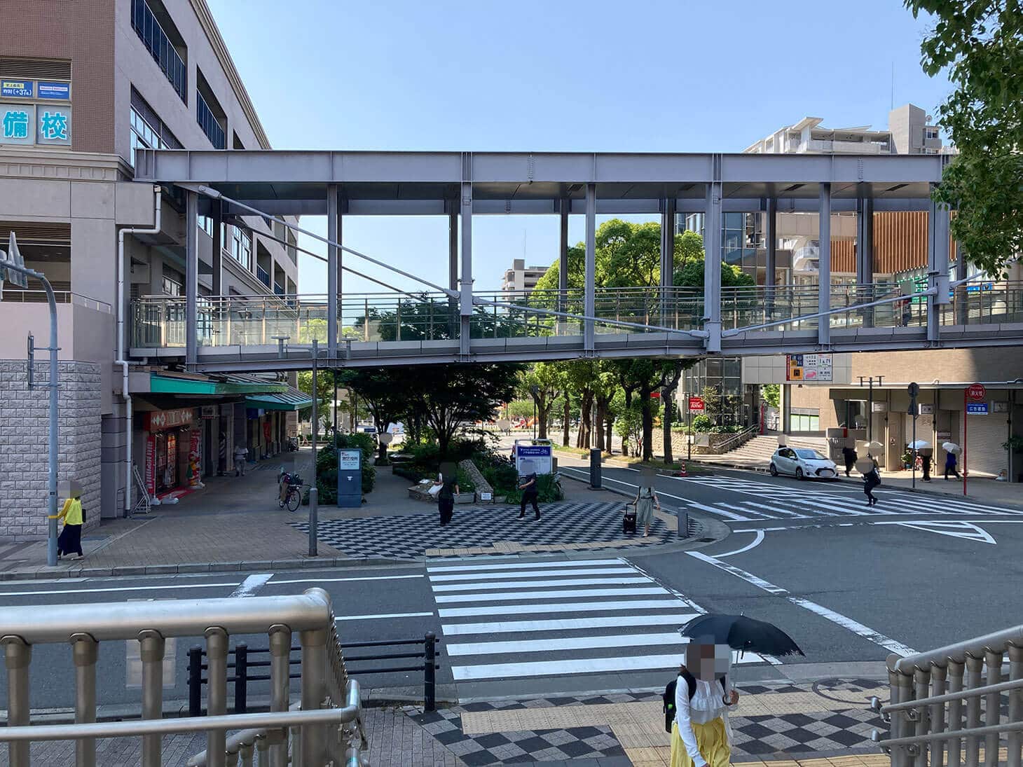 階段を下りたら、横断歩道を渡り直進して下さい。