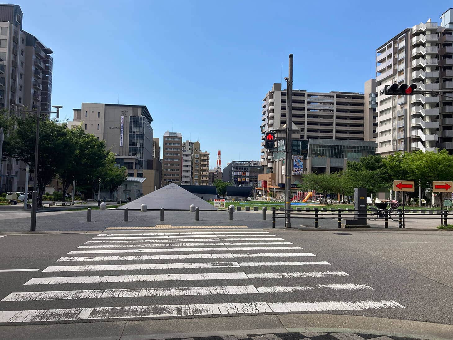 突き当たりの横断歩道を渡って下さい。