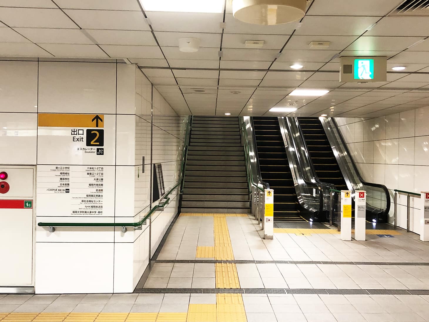 六本松駅の２番出口を出ます。