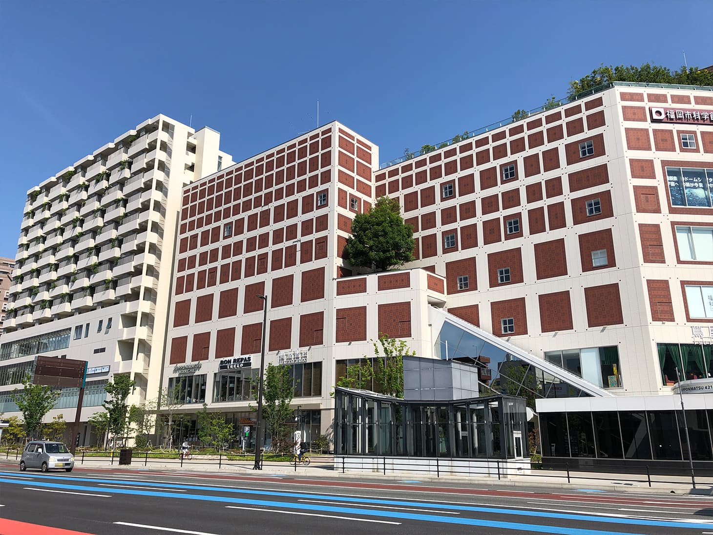 地上に出ますと目の前にレンガ風の建物が見えます。左に進んでください。