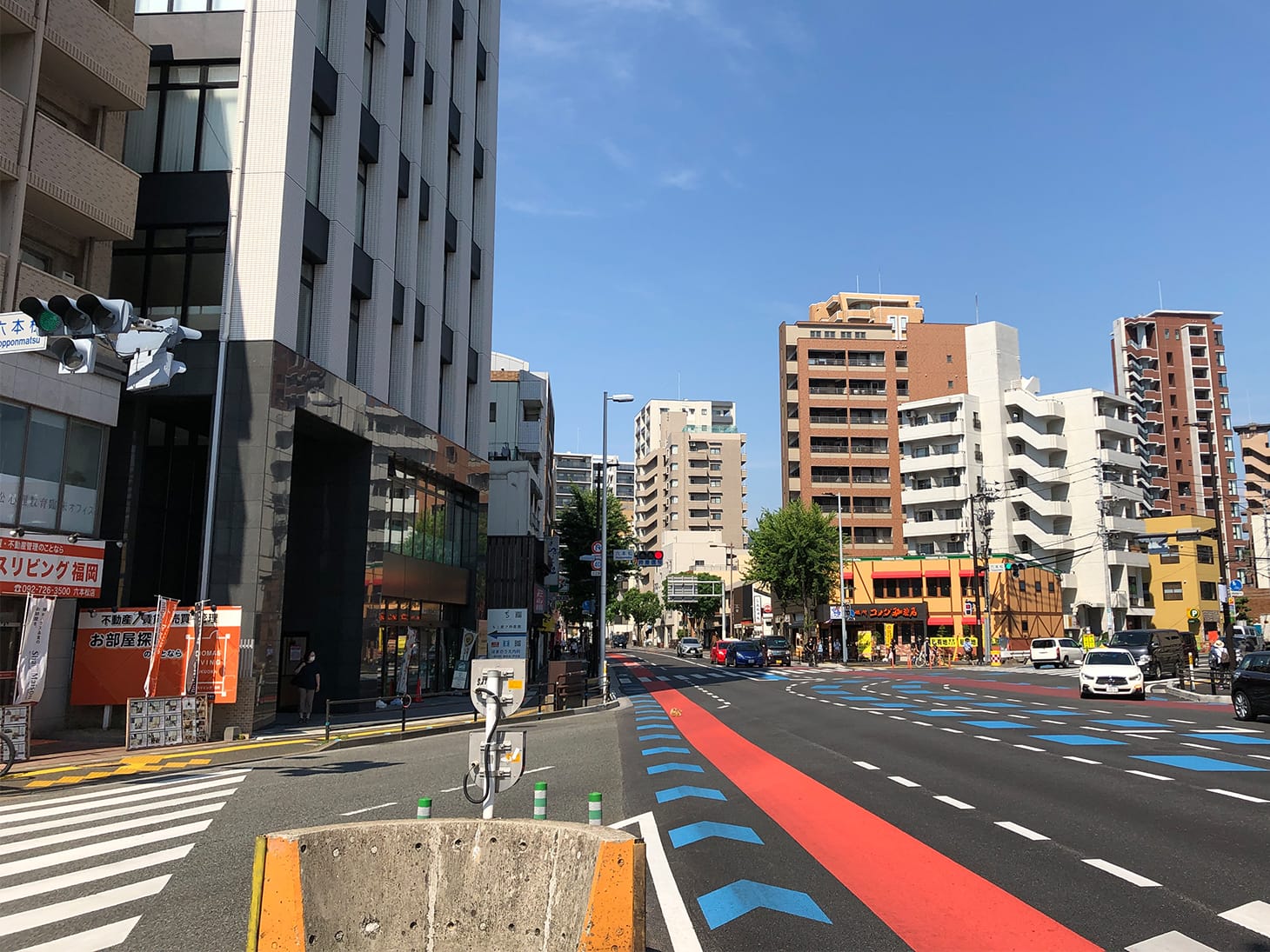 途中交差点があります。横断歩道を渡り、直進します。