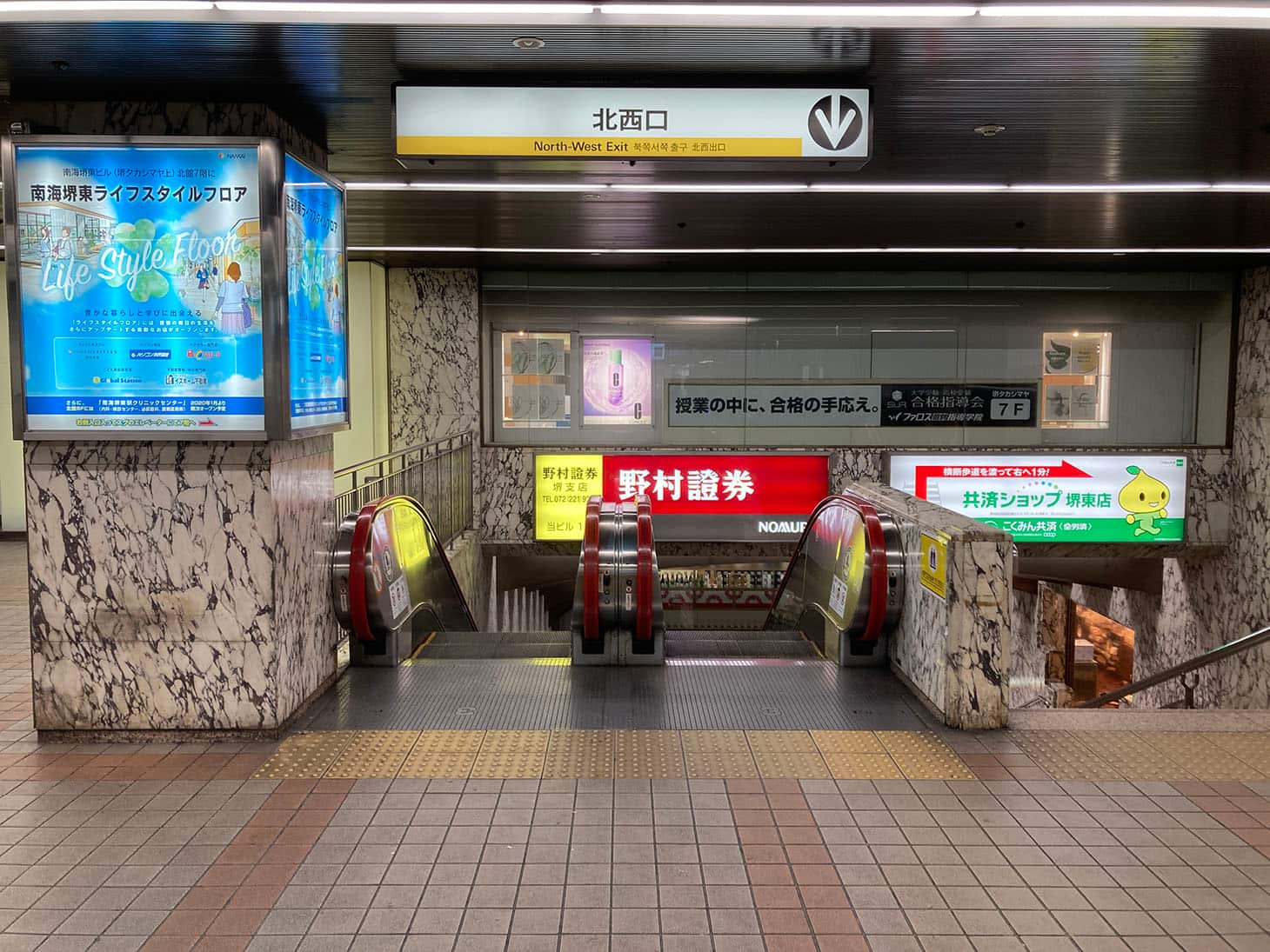 南海高野線堺東駅の北西口改札から出て正面のエスカレーターを下ります。