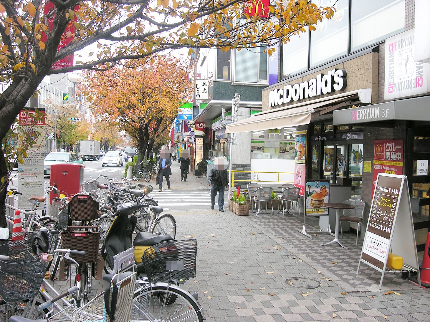 地上に出ると、右手前方にマクドナルドが見えます。マクドナルドを通り過ぎて、そのまま直進します。