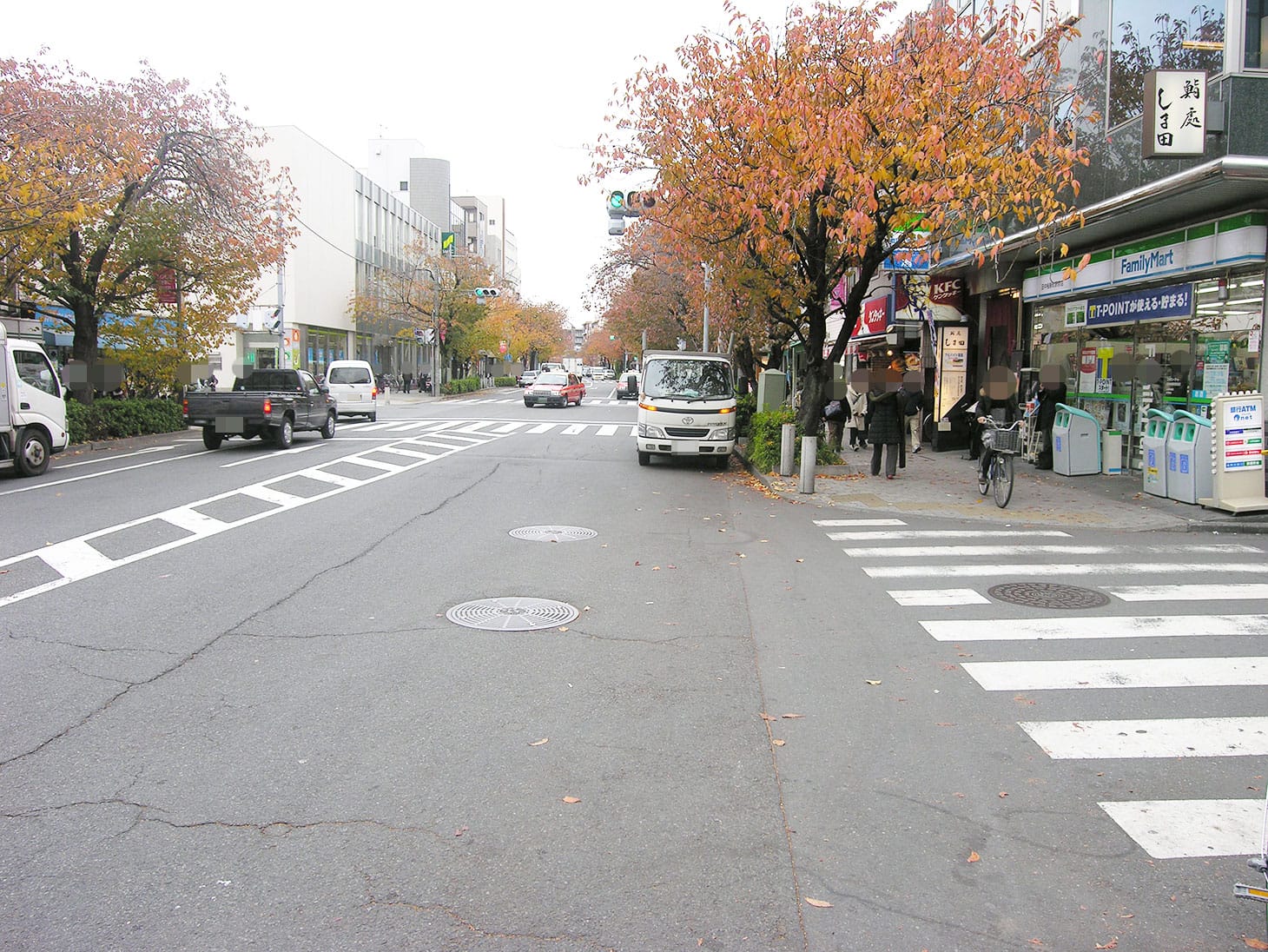 ファミリーマートやケンタッキーが右手に見えてきますので、そちらも通り過ぎて、さらに直進します。