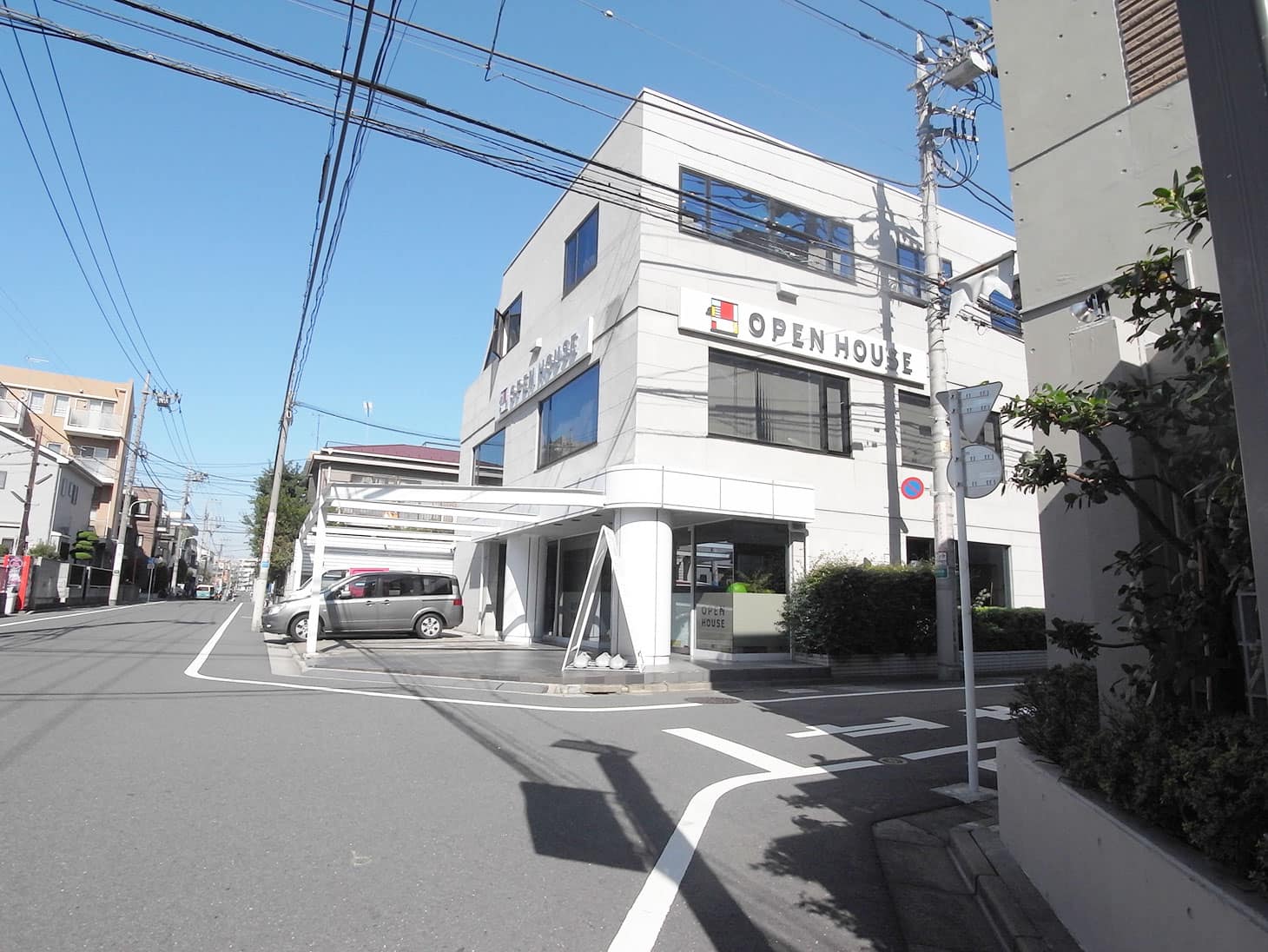 すぐに右側角地に桜新町営業センターが見えます。角のガラスのドアが入口です。