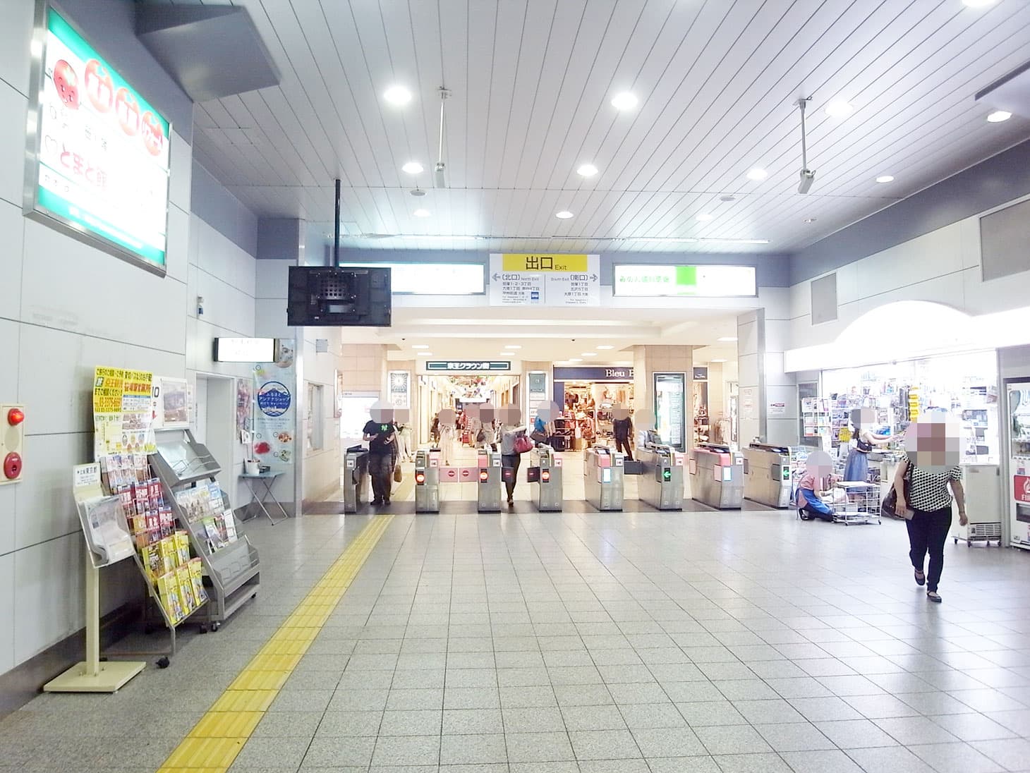 改札の正面に見える京王クラウンをまっすぐ奥に進んでください。左手にEXCELSIOR CAFFE（エクセルシオールカフェ）が見えてきます。