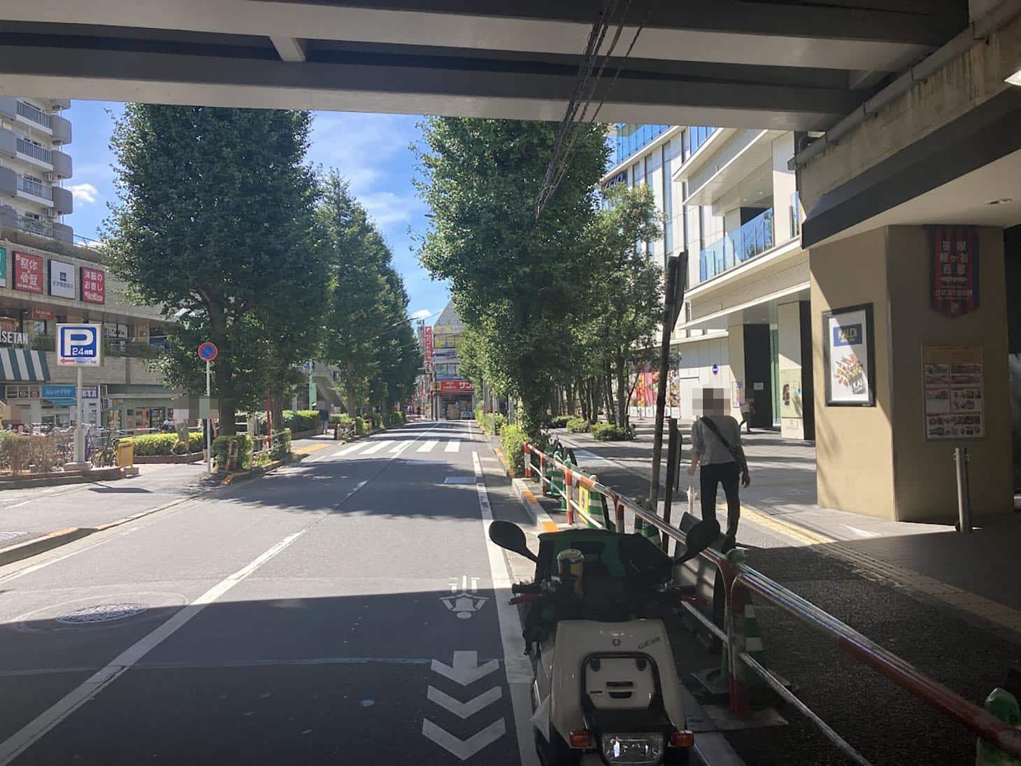 ガード下に出たら、右に曲がってください。