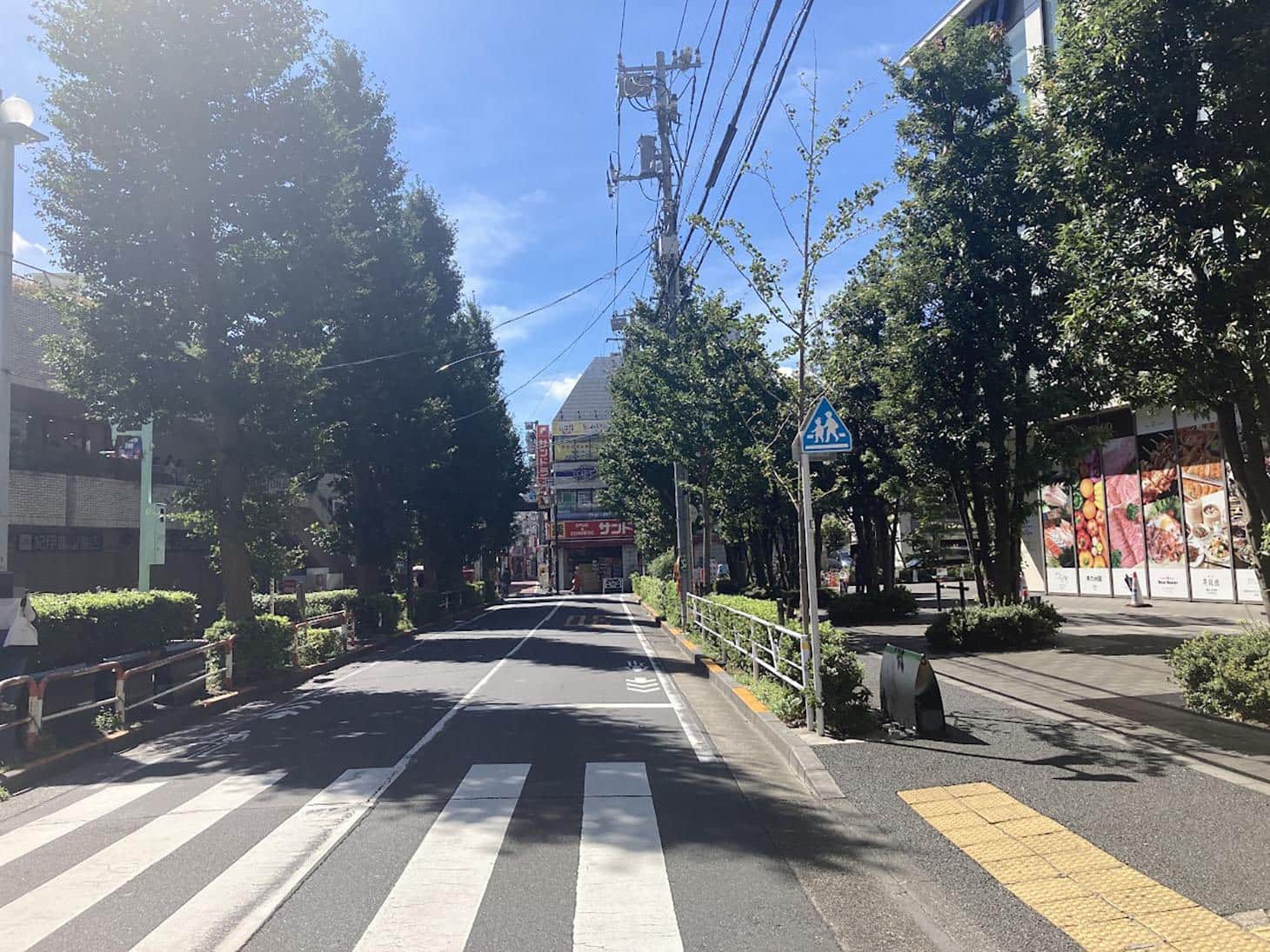 前方に見えるサンドラッグを目指して、そのまま直進してください。