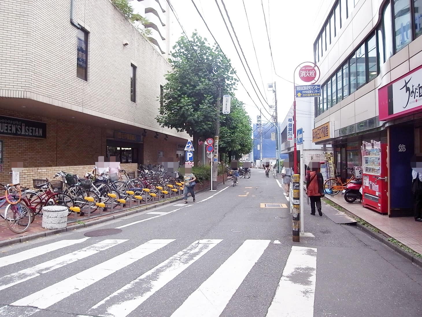 サンドラッグまで来たら、左折します。左右には、紀伊国屋書店やちよだ鮨が見えます。