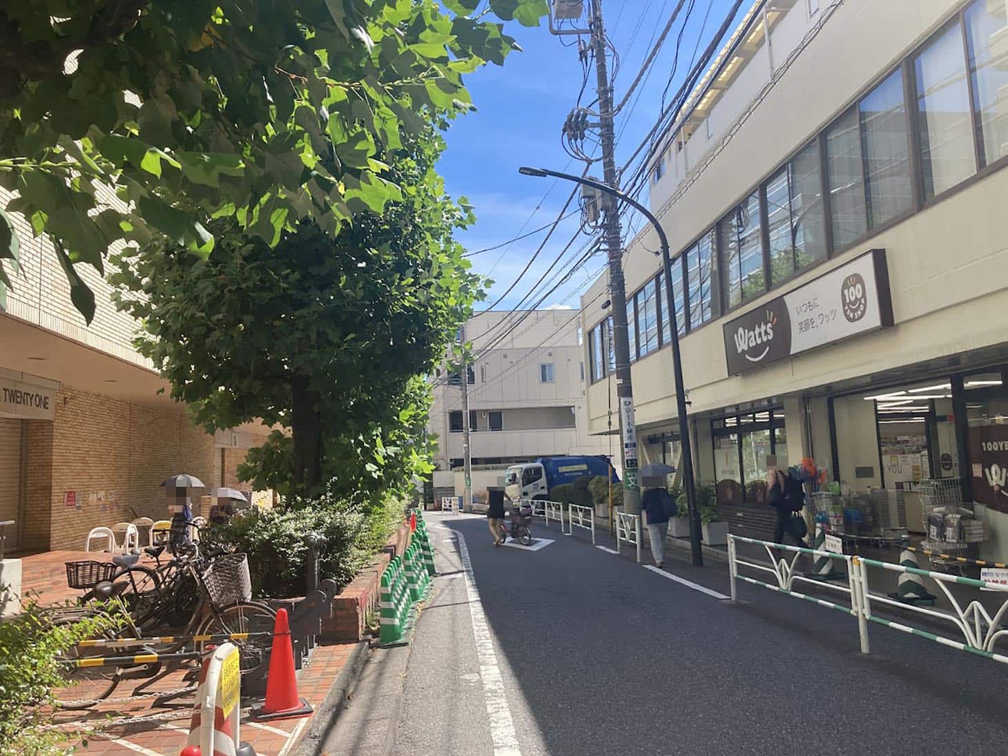 右手に100円ショップを見ながら直進します。