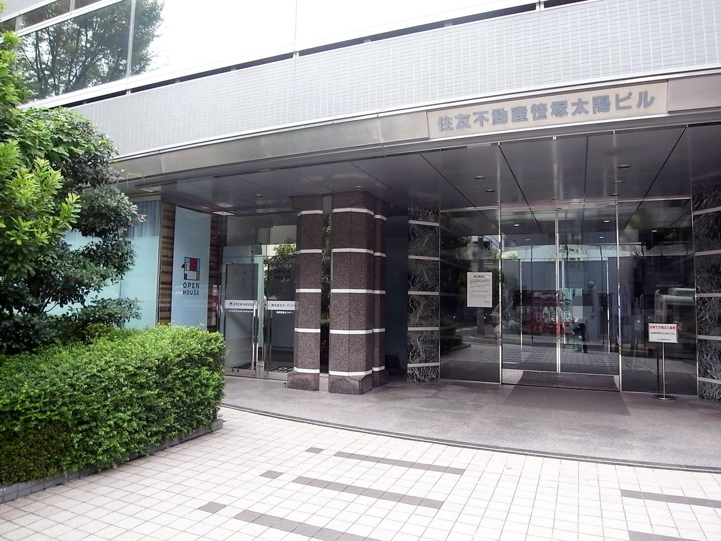 左手に住友不動産笹塚太陽ビルが見えたら、正面入り口よりお入りください。