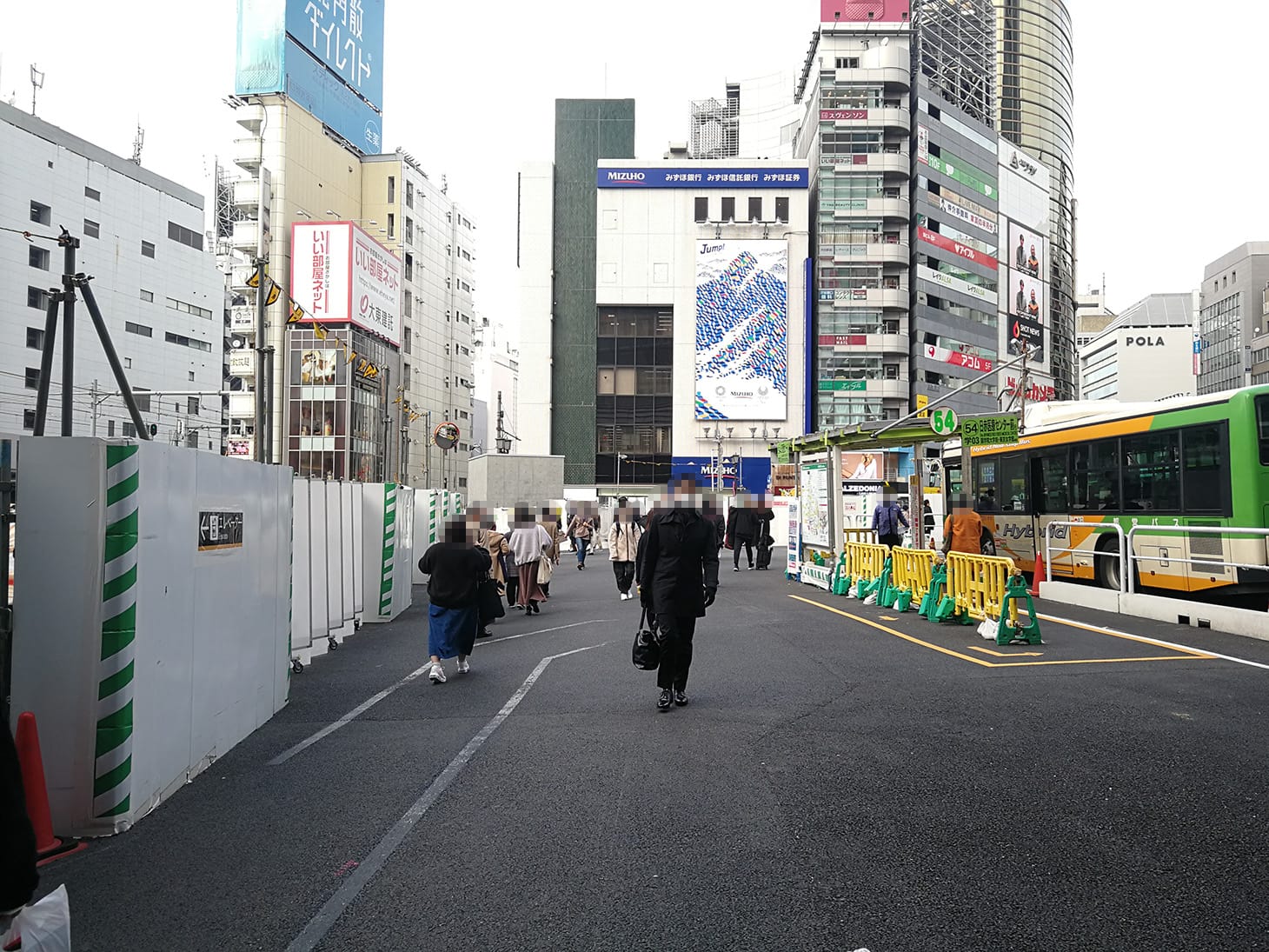 渋谷駅の東口を出て、左側に曲がり、新宿・原宿方面（北側）に歩きます。