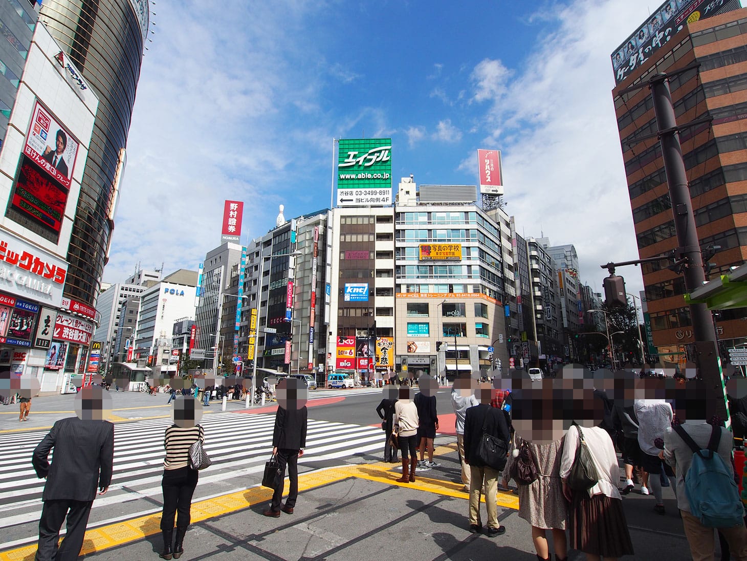 すぐに右側に「宮益坂下」の交差点が見えてきます。ビッグカメラやりそな銀行、野村證券が目印です。