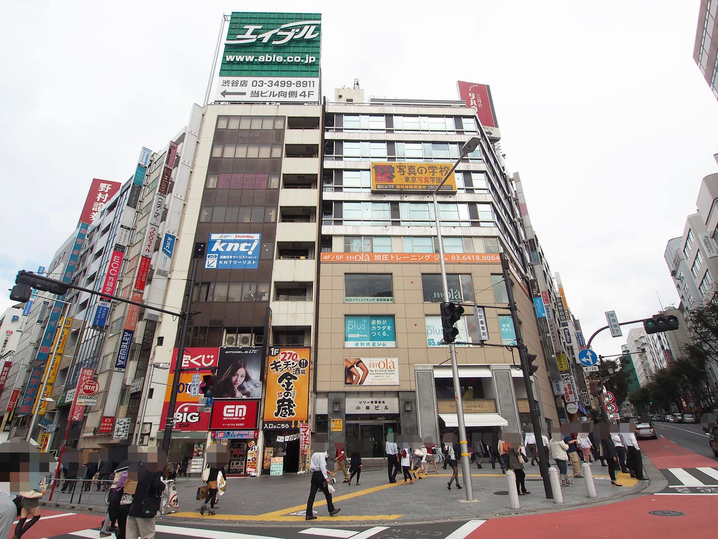 斜め向かいのエイブルの看板があるビルを目指して、二回信号を渡ります。