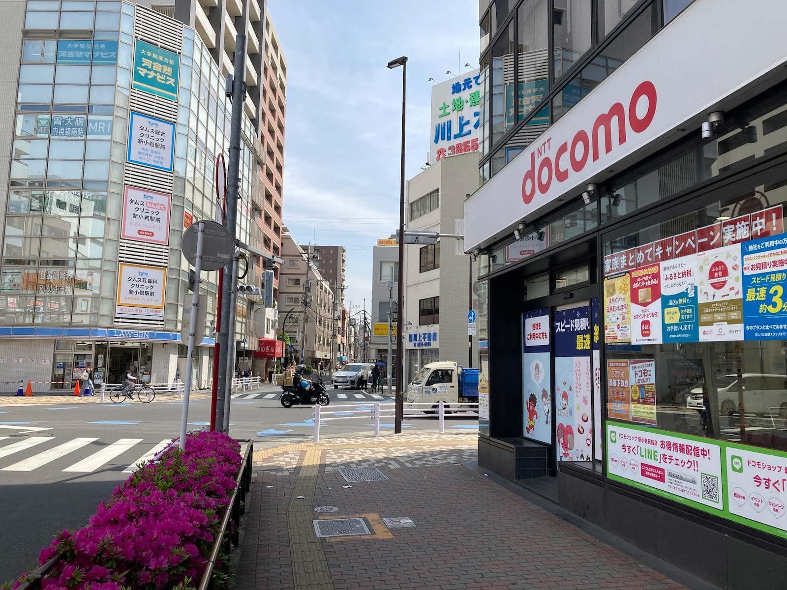 「十字路」に差し掛かりますので、docomoショップを右手に曲がります。