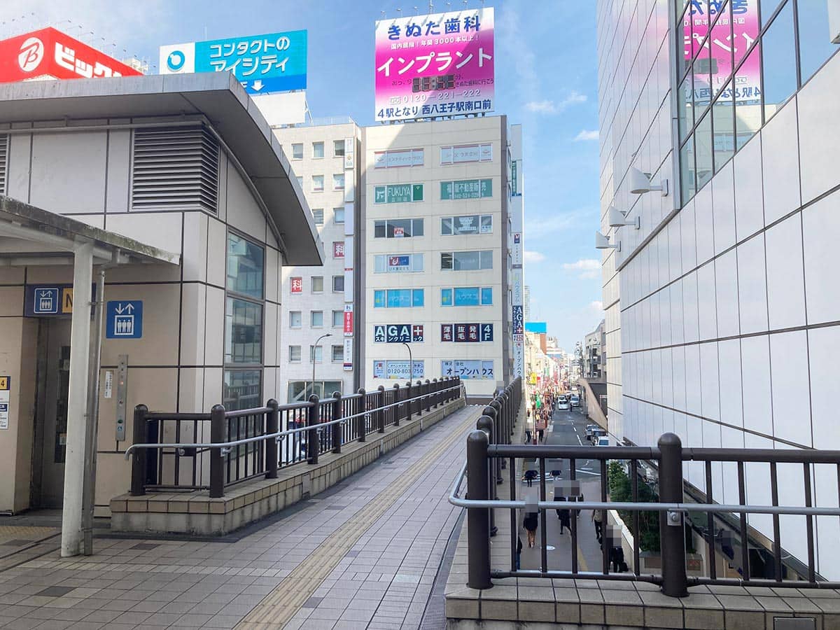 北口を出て右手を向くと通路がございますので、直進します。