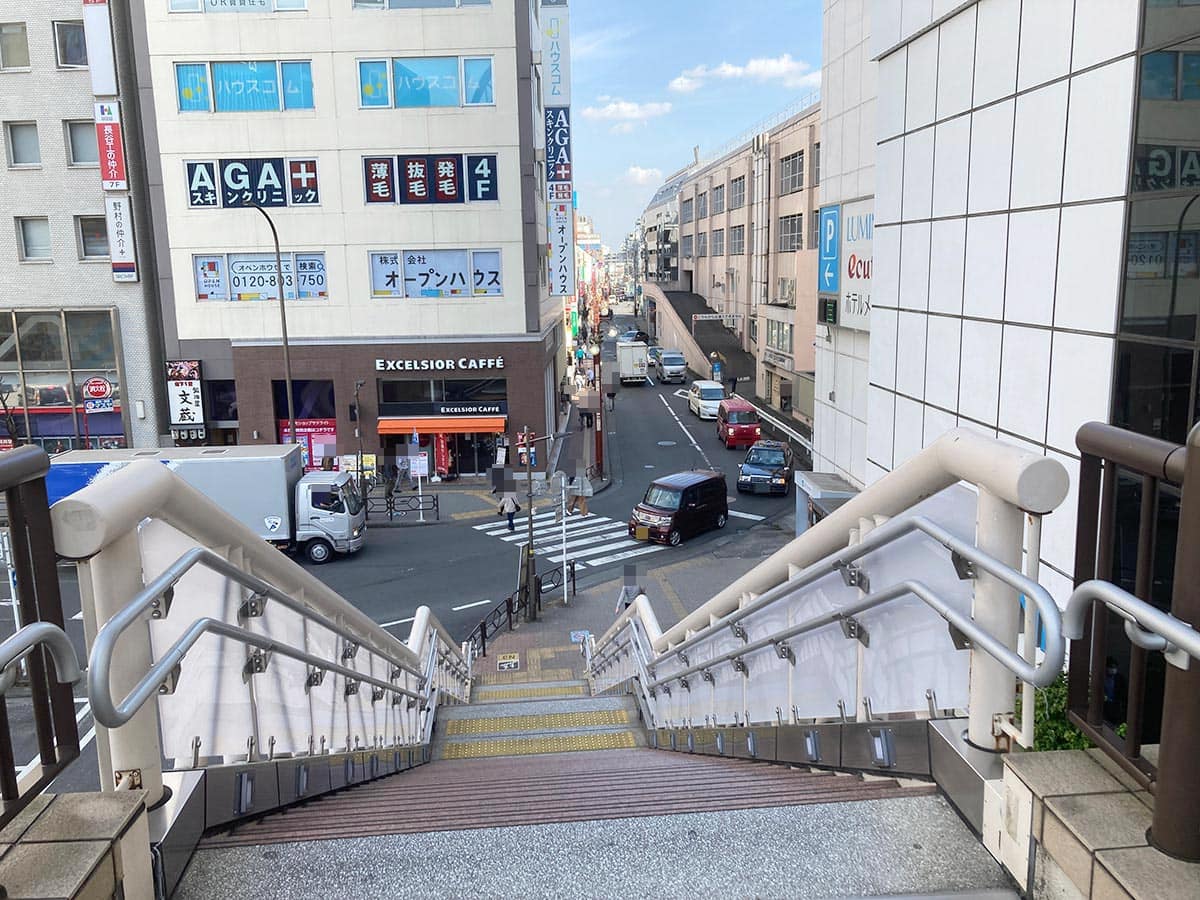 地上へ降りる階段が見えてきます。こちらから地上に降ります。