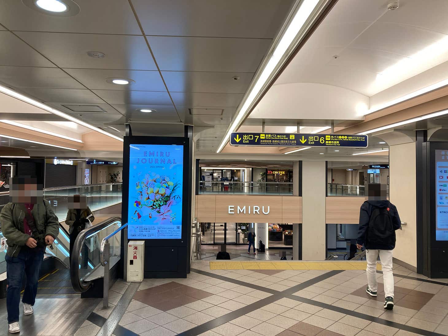 電車でお越しの場合、改札を出て正面のエスカレーターで地上に降りてください。