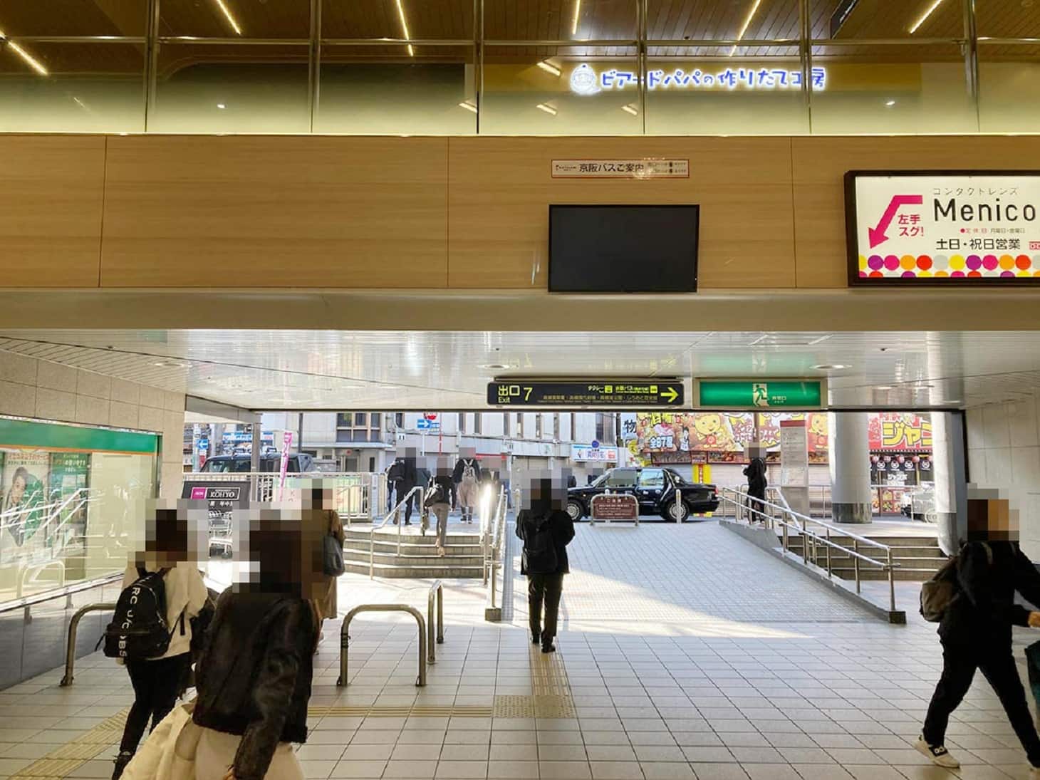 降りて左側の7番出口から駅を出てください。