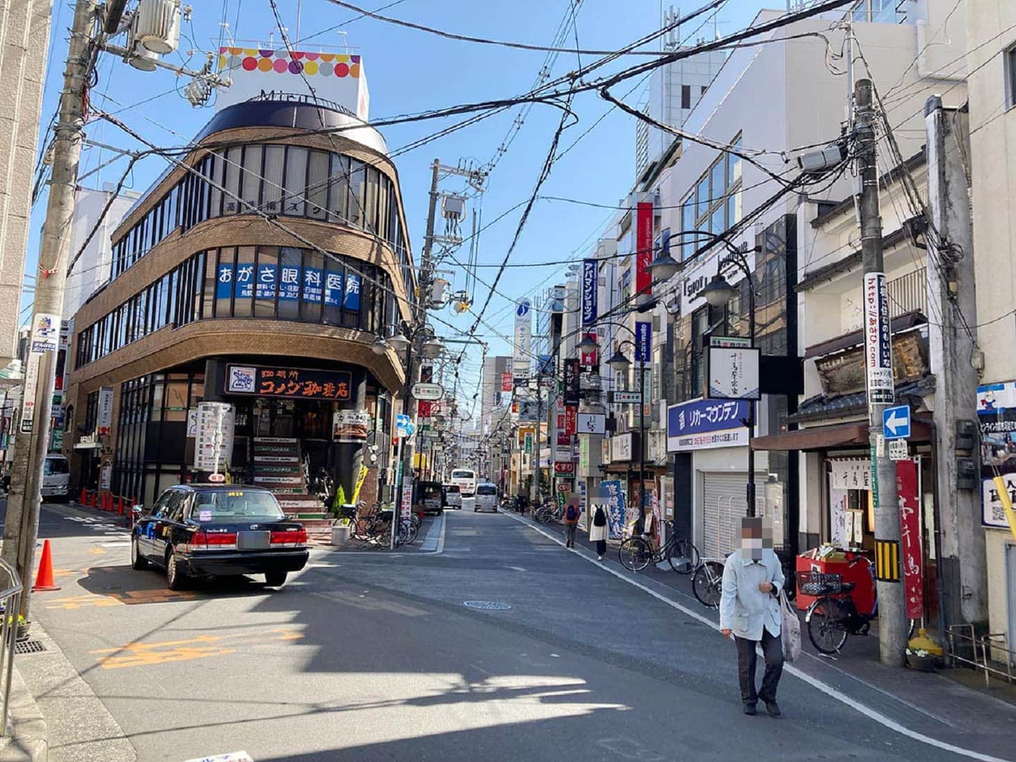 阪急高槻南商店街を直進します。