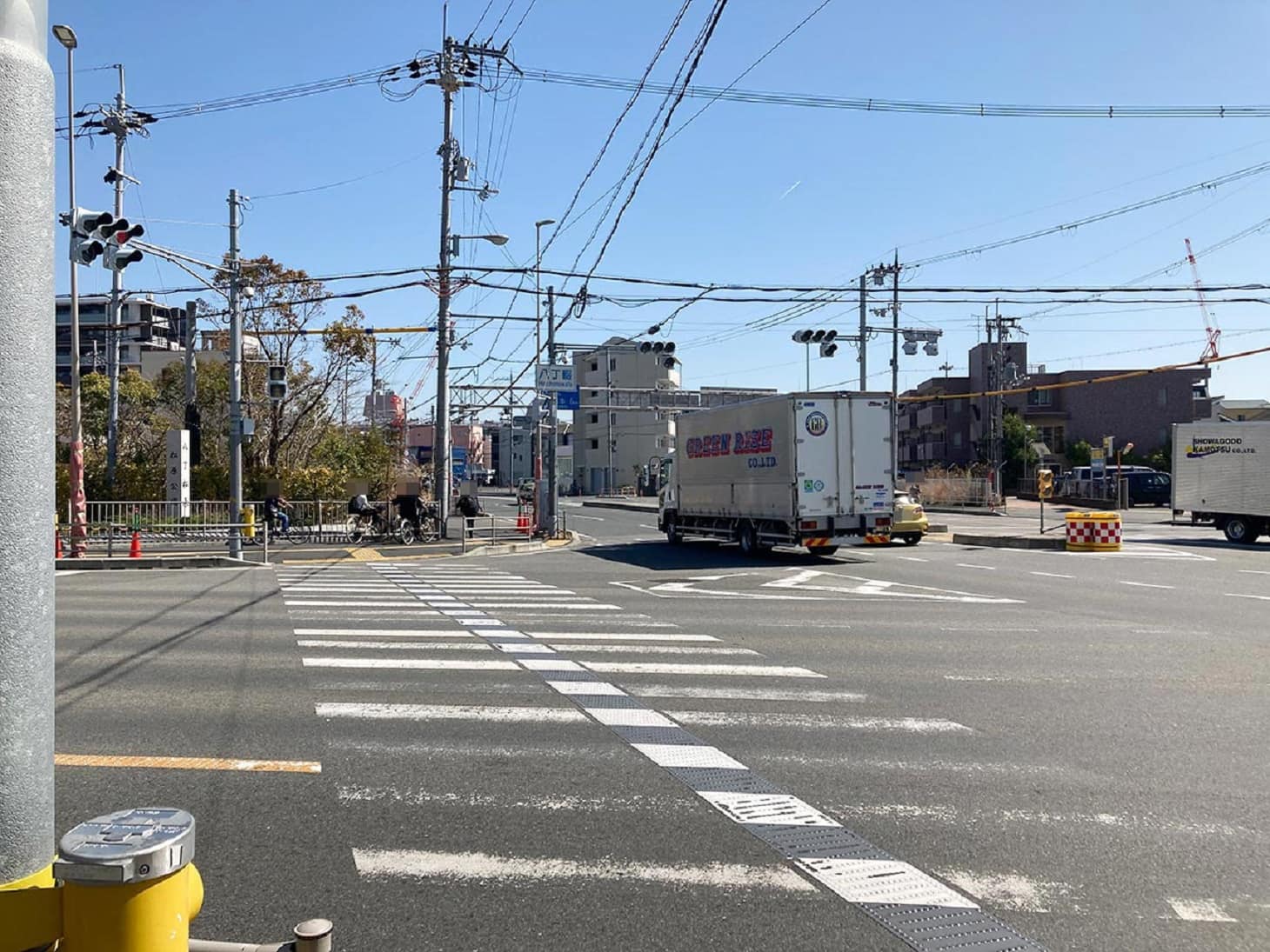 国道171号線を左に進むと八丁畷交差点に着きます。