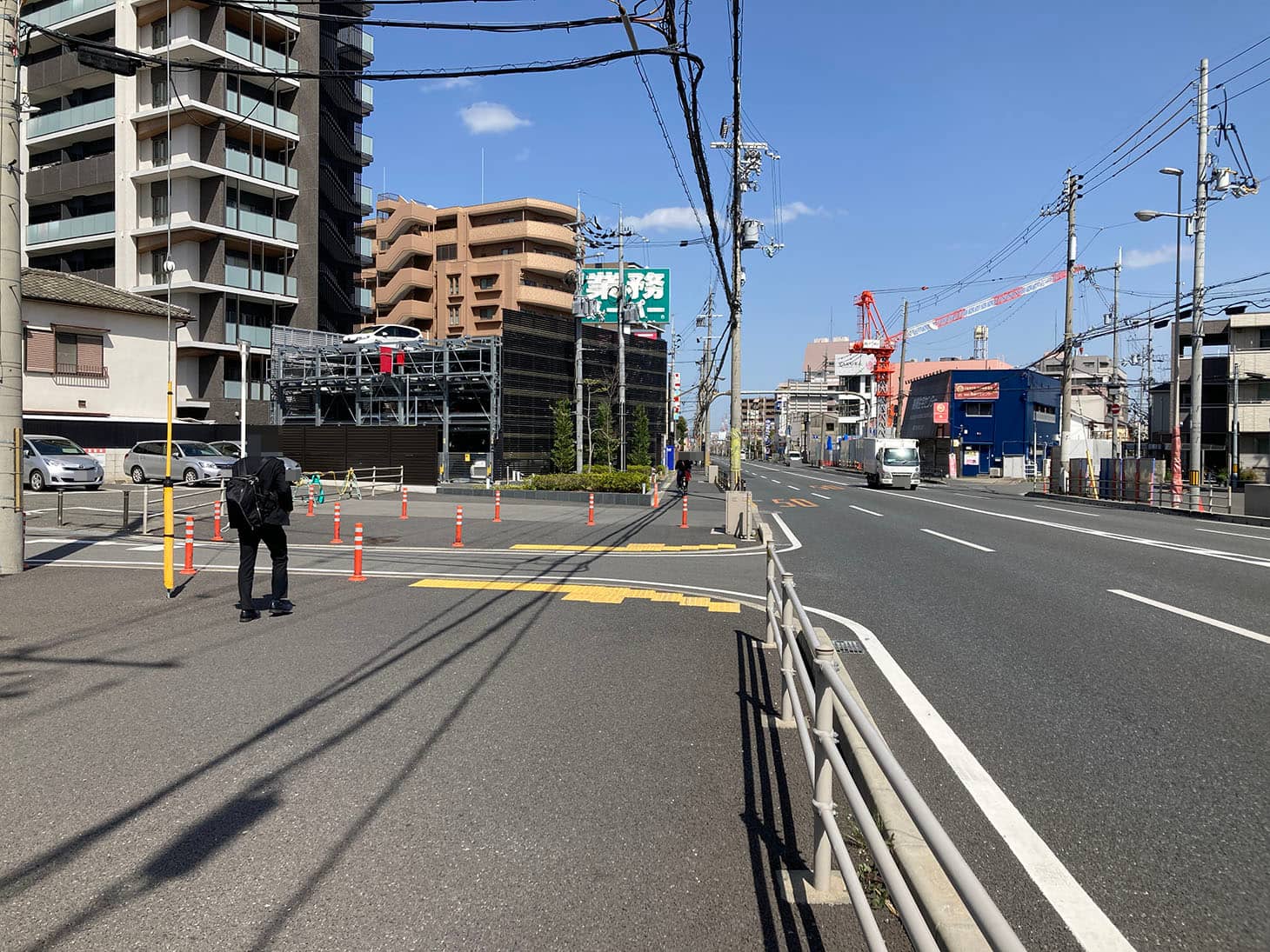 八丁畷交差点をまっすぐ渡って、そのまま直進してください。