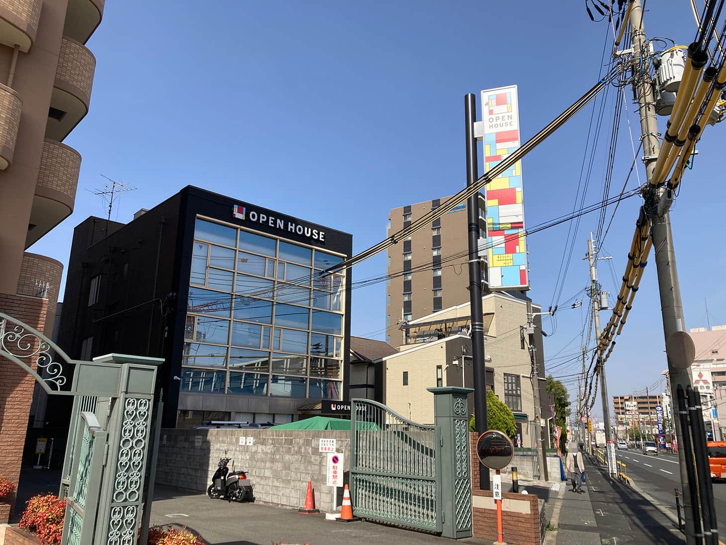 左手側に高槻営業センターがございます。