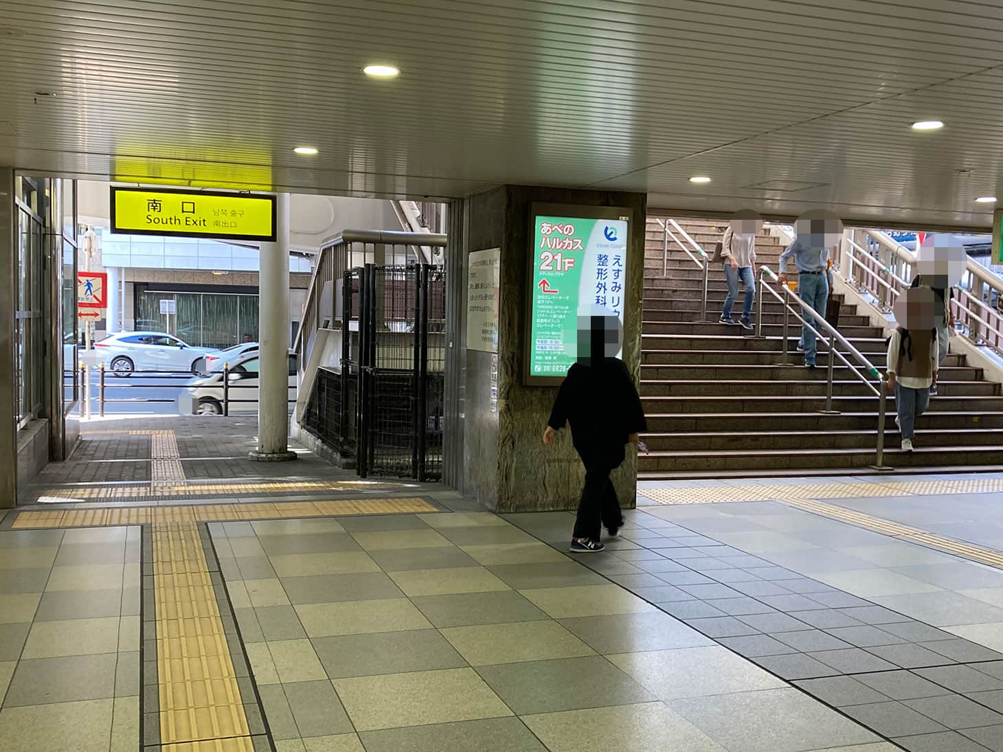 JR天王寺駅南口の右側の歩道橋をのぼります。