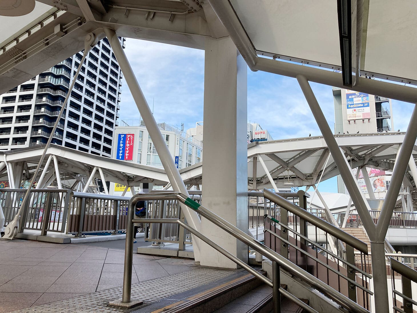 歩道橋をあがったらすぐ右側へ進みます。