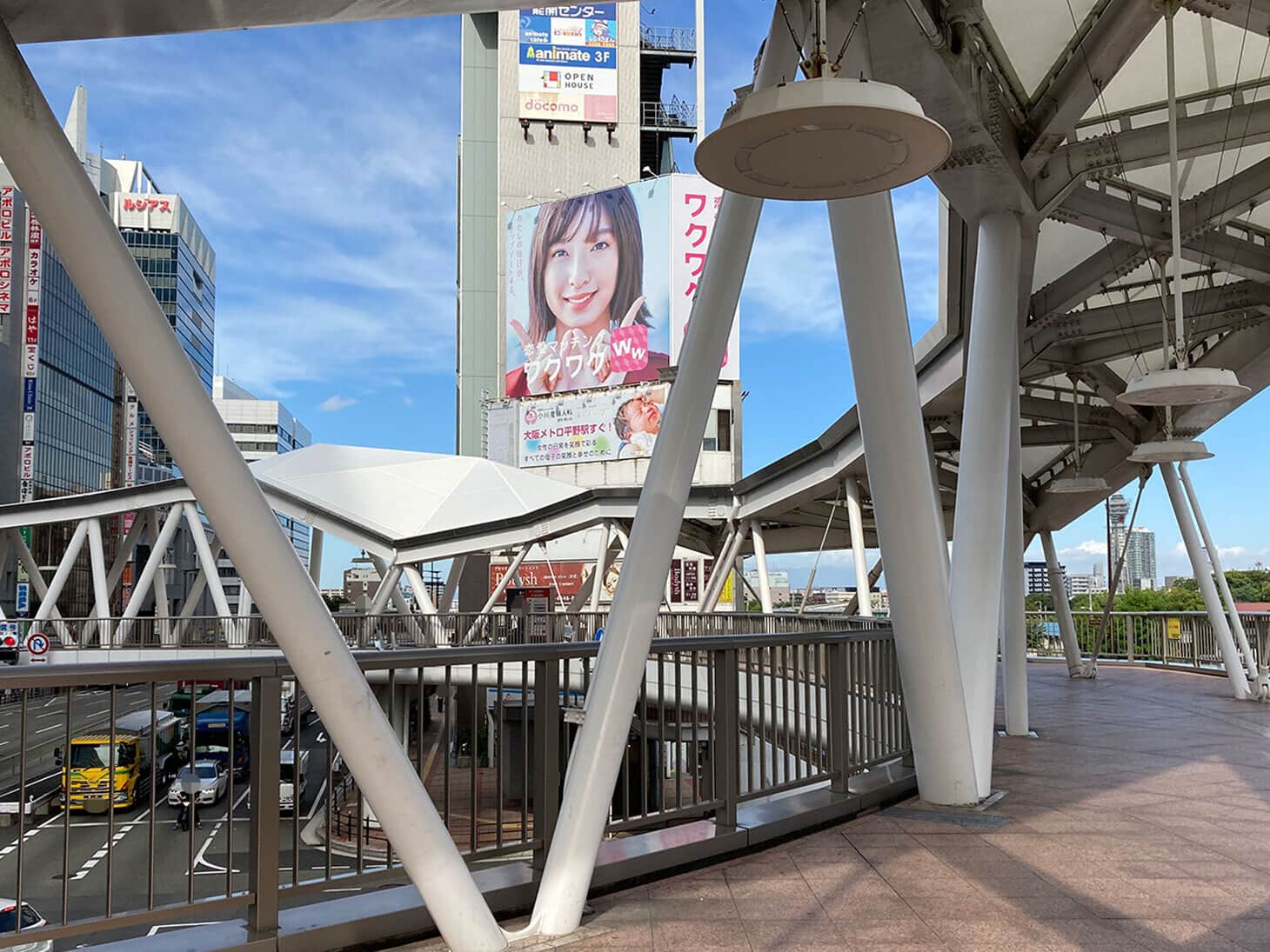 正面に見えるビルに向かって歩きます。(こちらのビル内にございます。)