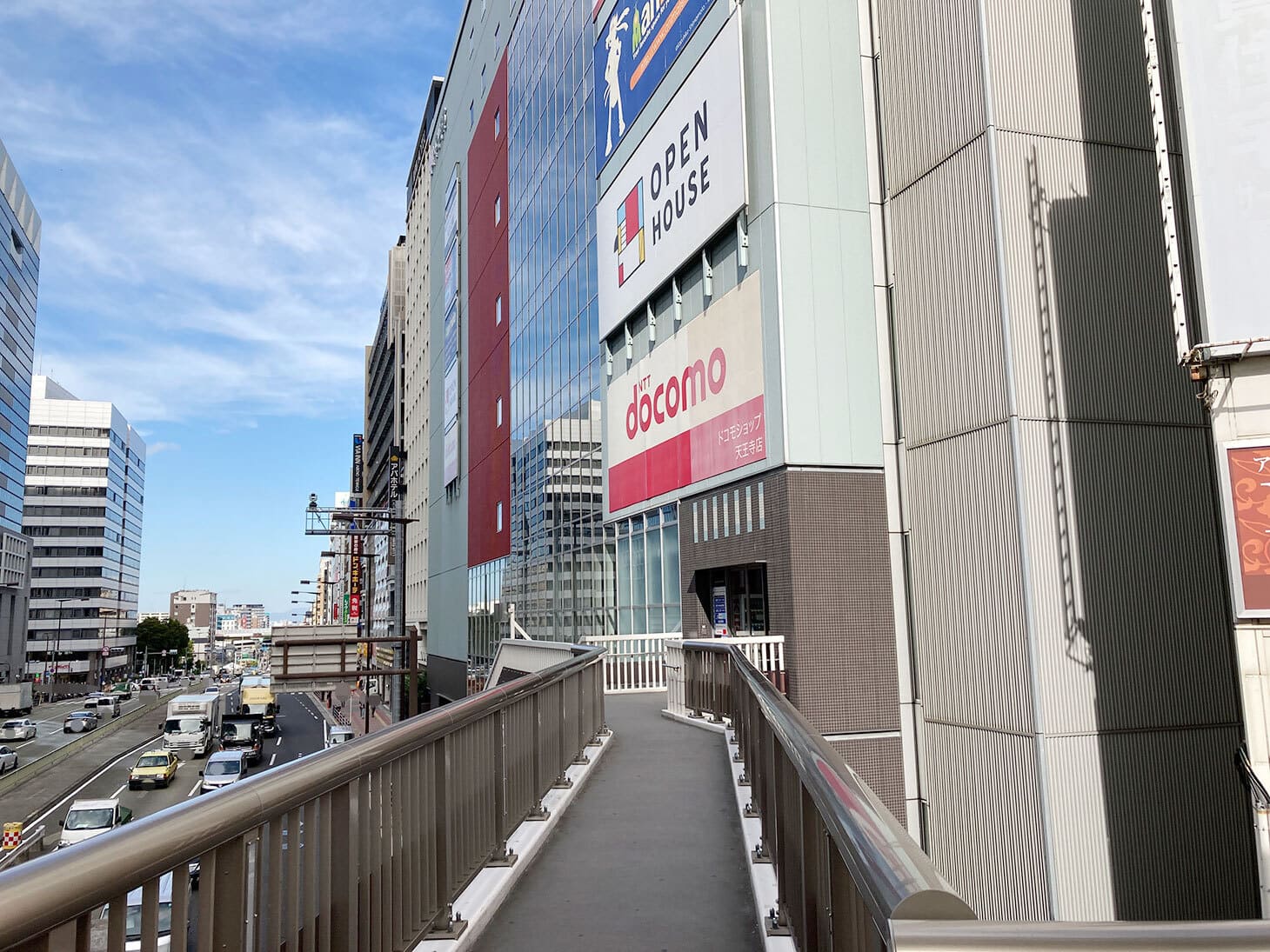 連絡口に行くと右手にビルの入口がございます。