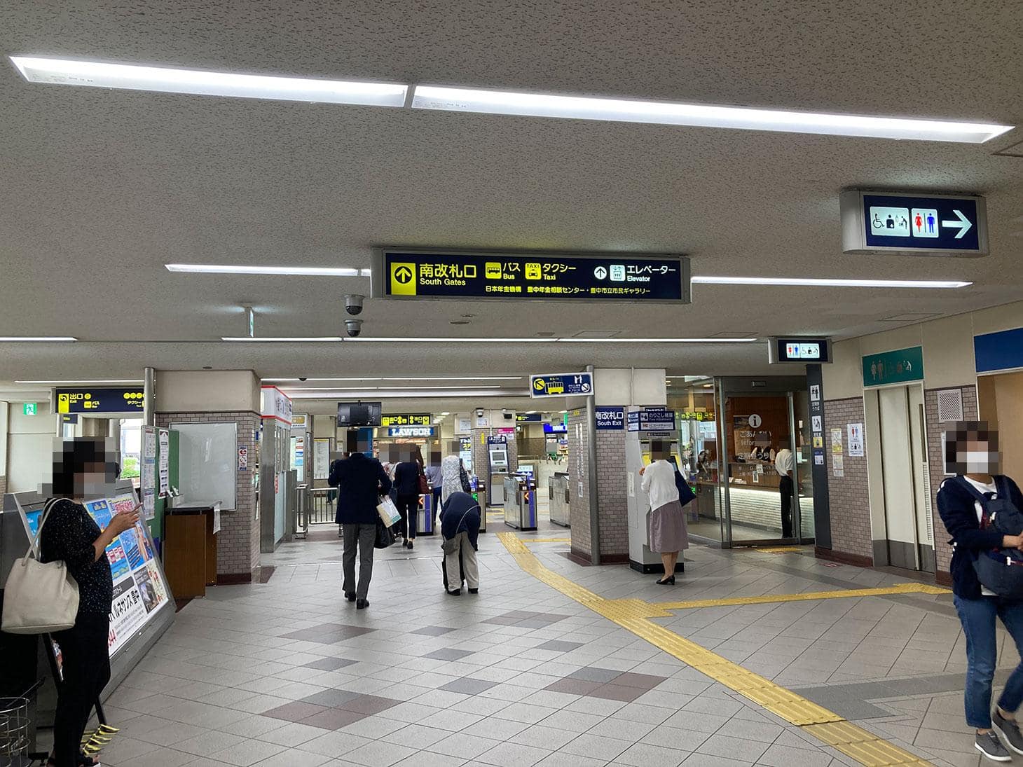 南改札を出て左手に駅を出てください。
