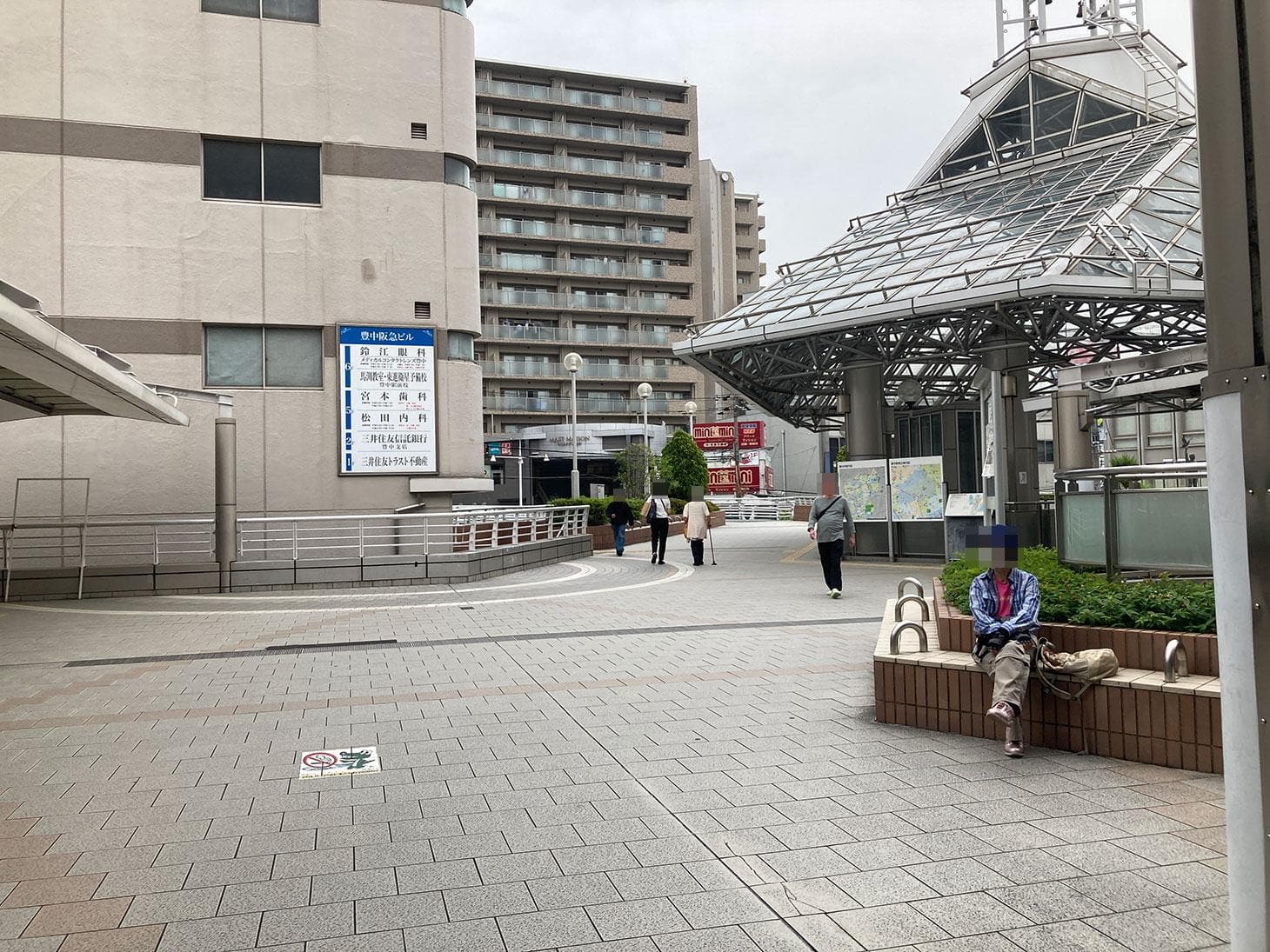 駅出て正面真っすぐに歩道橋を直進し、マストメゾン豊中というマンションを目指してください。