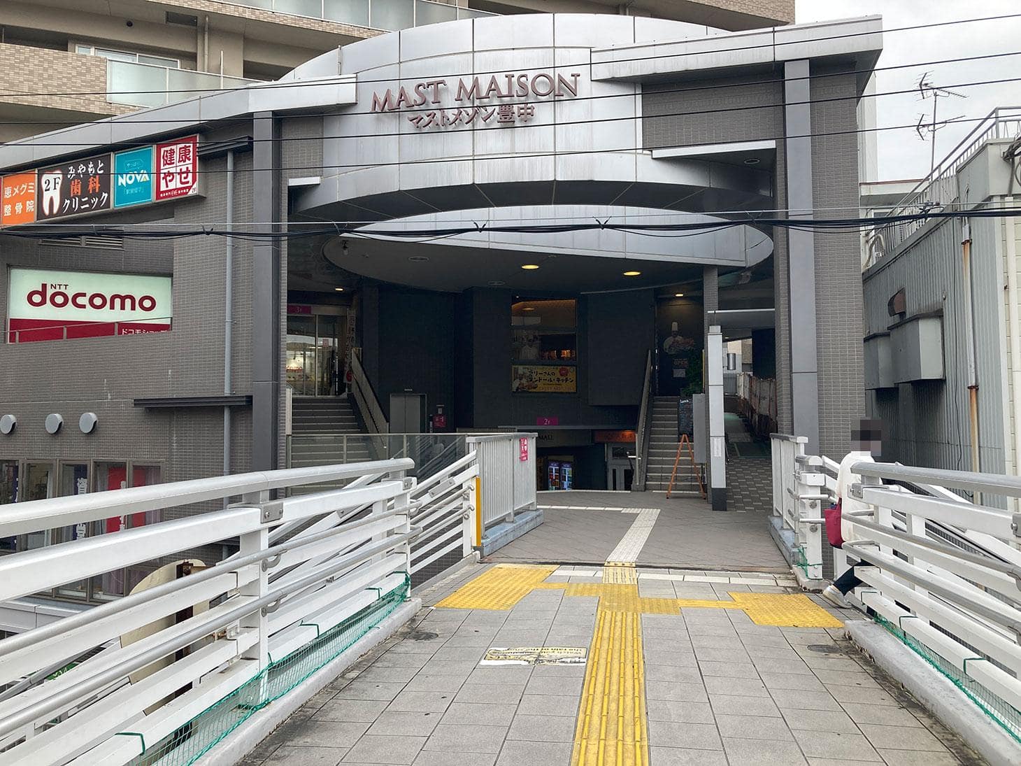 マストメゾン豊中を正面に左側の階段を下りてください。