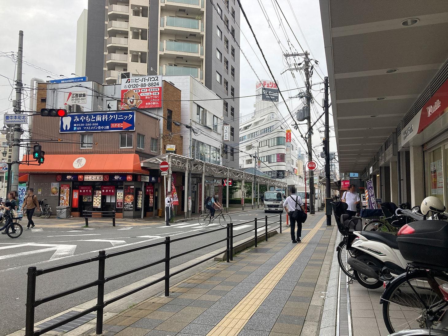 歩道橋を下りましたら真っすぐ道なりに沿って進んでください。