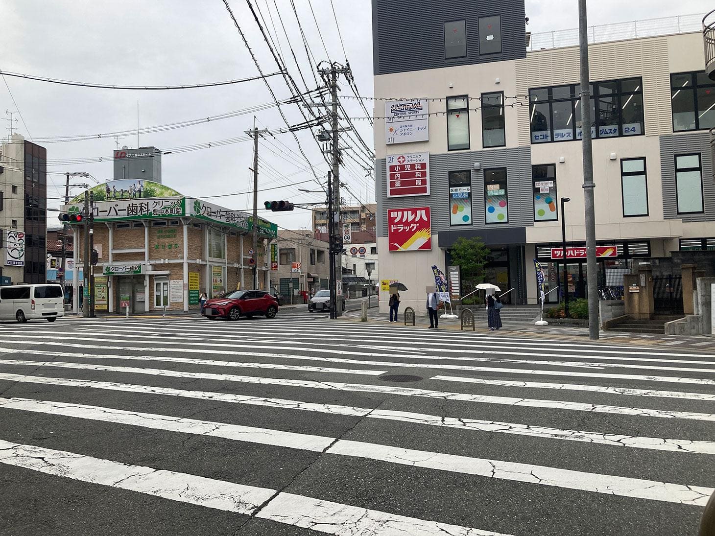 真っすぐ進むと交差点があるので、正面のアクロスキューブ豊中という複合施設側に渡ってください。