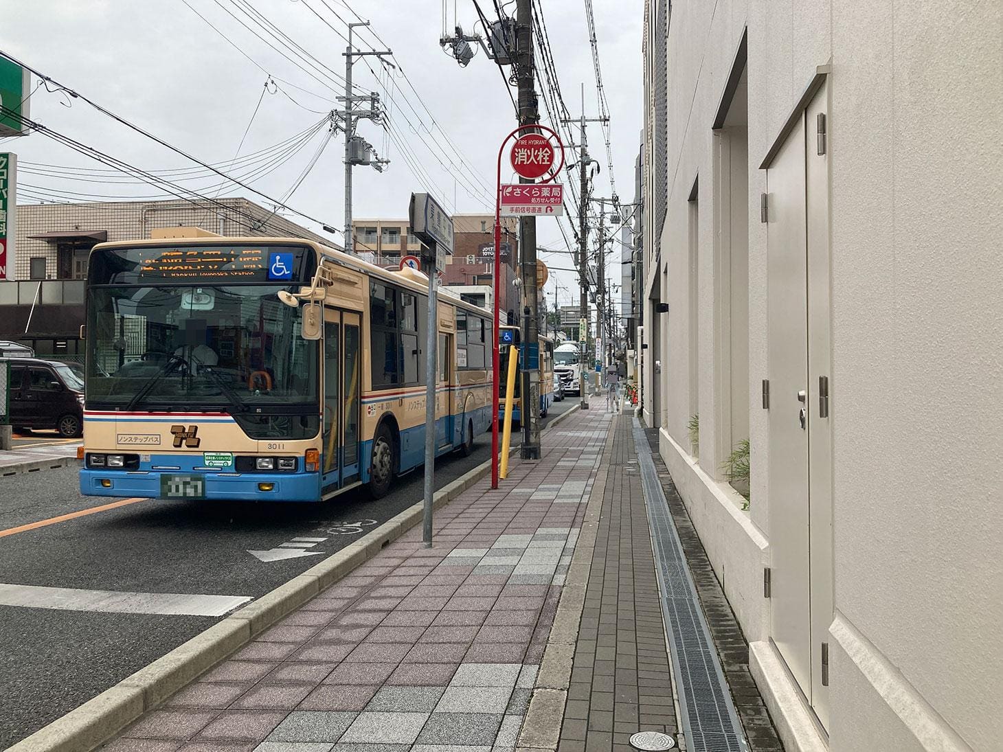 アクロスキューブ豊中横の東豊中線を真っすぐ進んでください。
