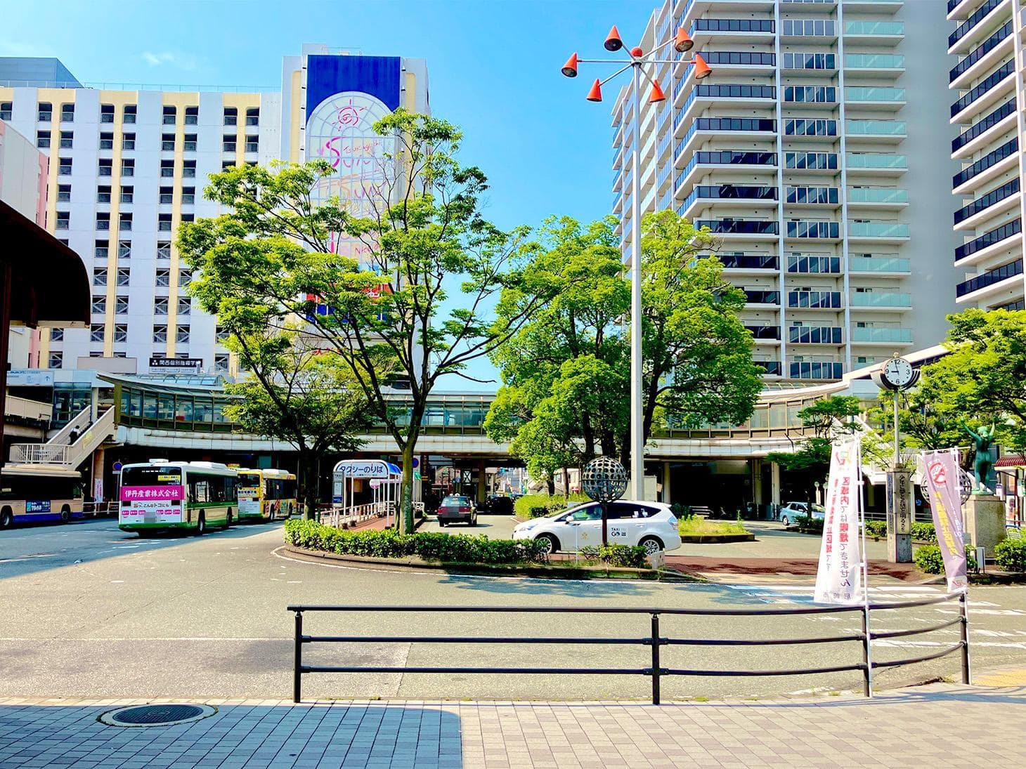 阪急塚口駅の南改札口を出てください。