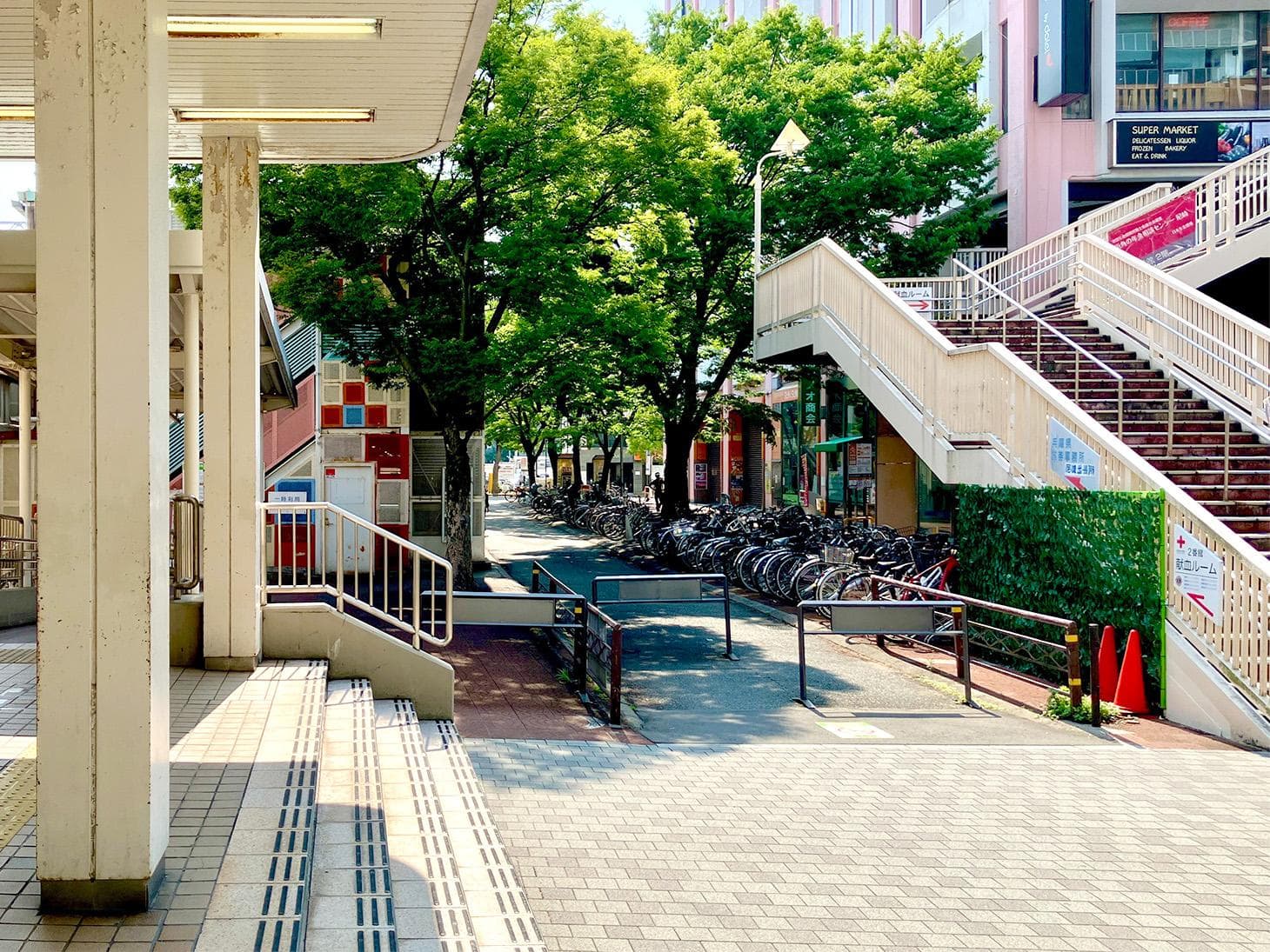 改札を出て左手方向に道なりに沿って進んでください。