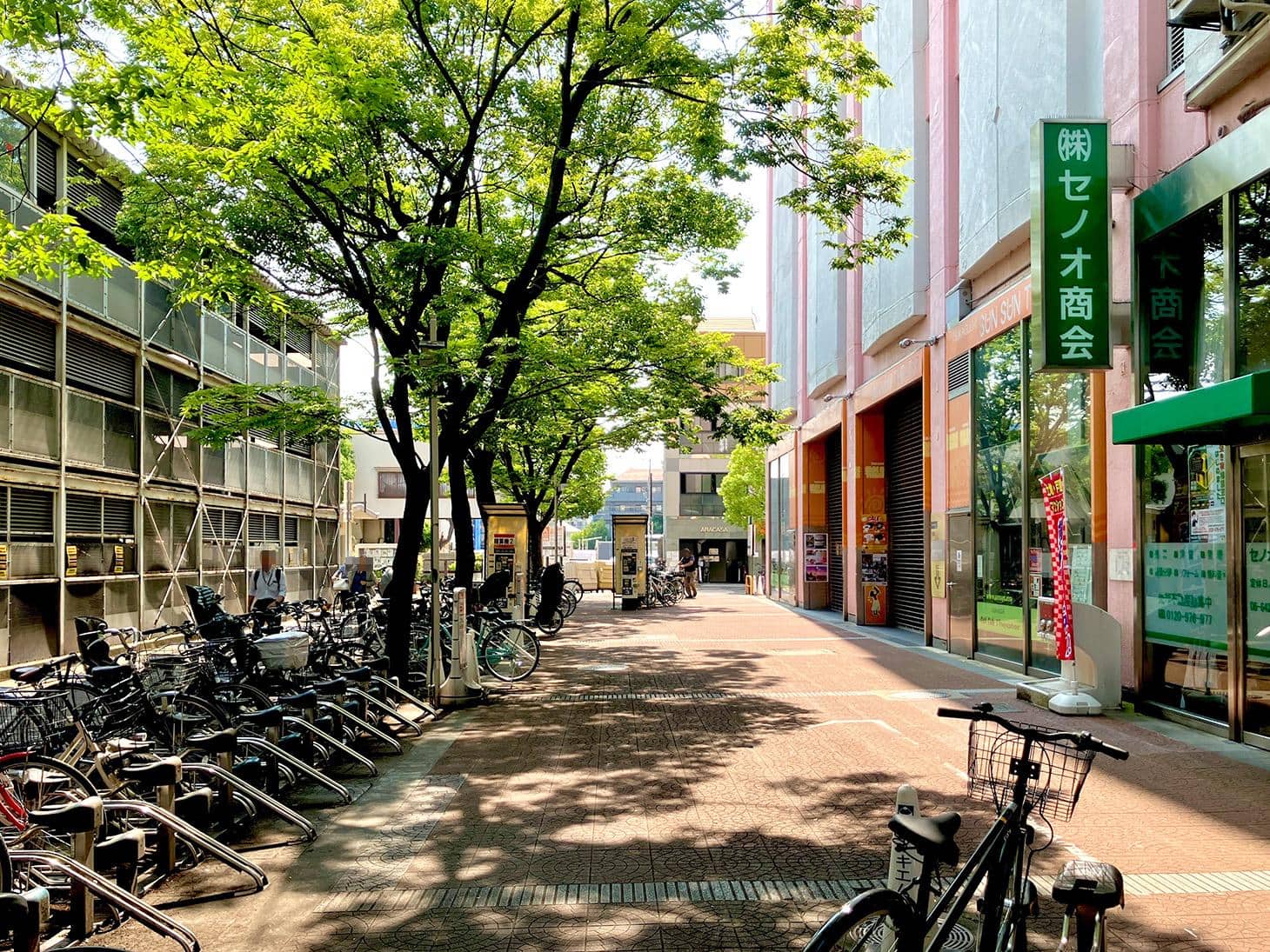 右手側に塚口サンサン劇場という映画館がございますので、映画館を越えて右手に曲がってください。