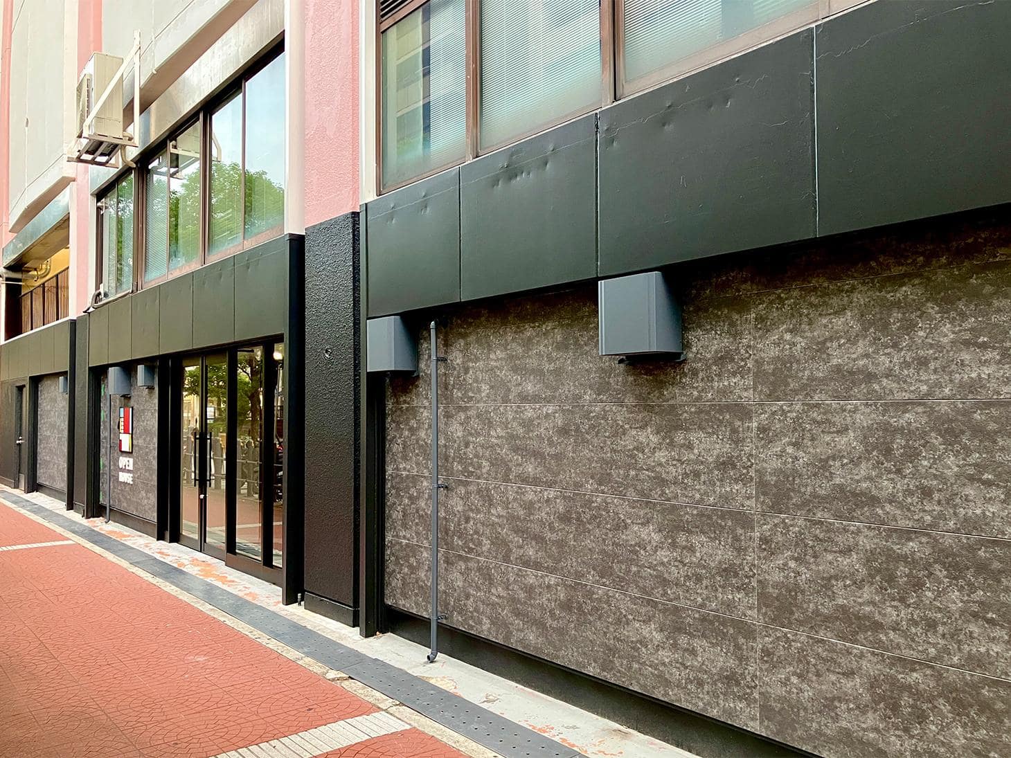 右に曲がってすぐ右手側に塚口営業センターがございます。