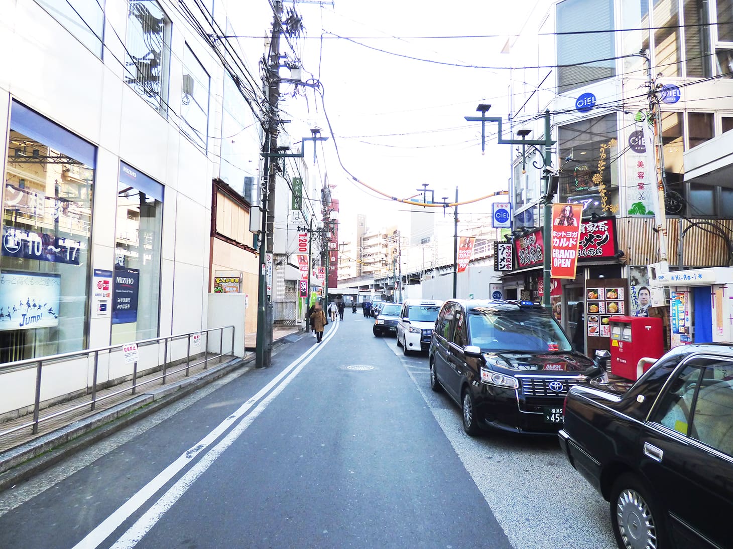 通り沿いには、まんが喫茶ゲラゲラ、さがわ歯科、ラーメン綱島商店、ホーゲン薬局があります。