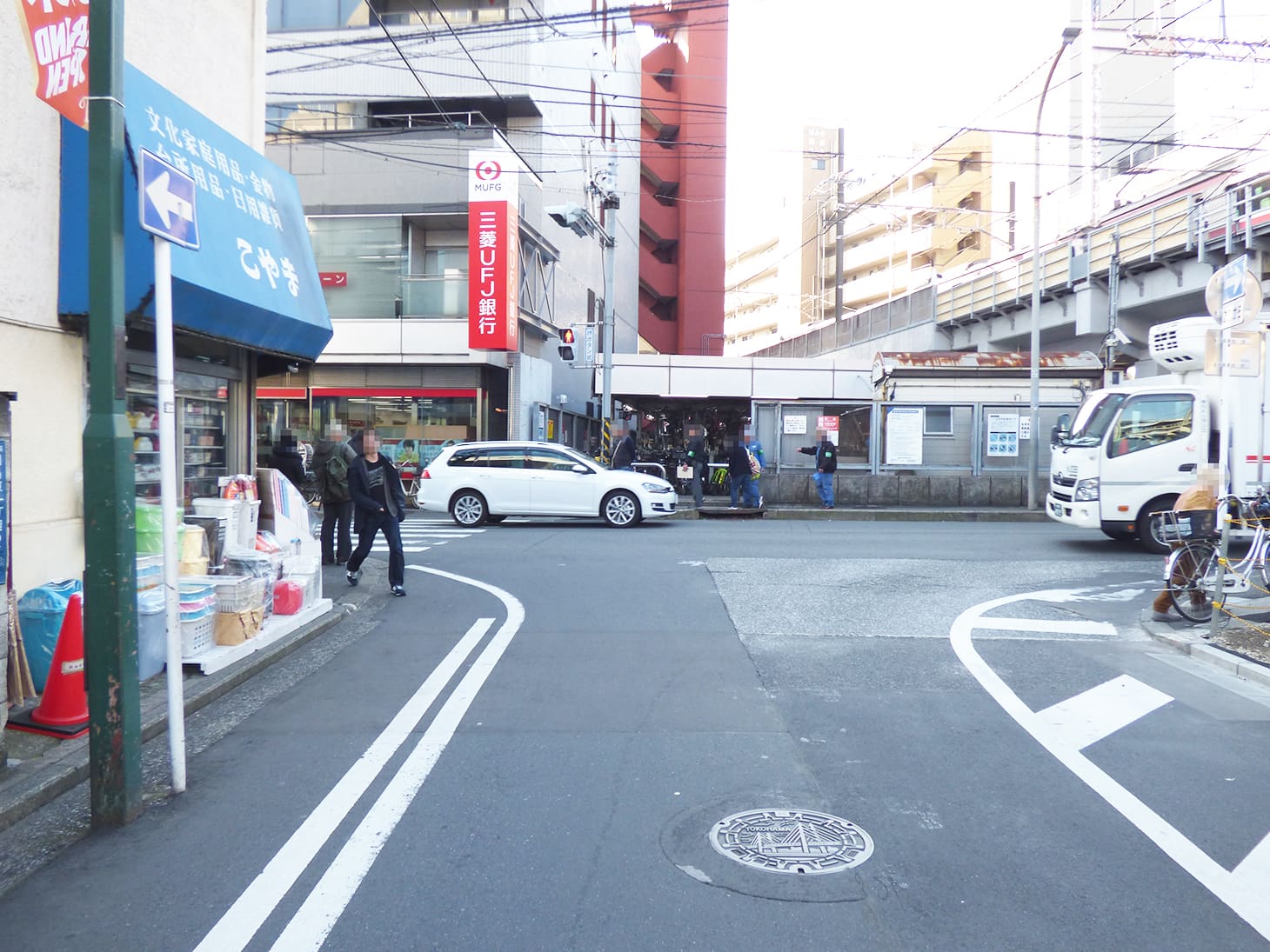 突き当たりまで歩くと、三菱東京UFJ銀行の看板が見えてきます。この角を、左に曲がってください。