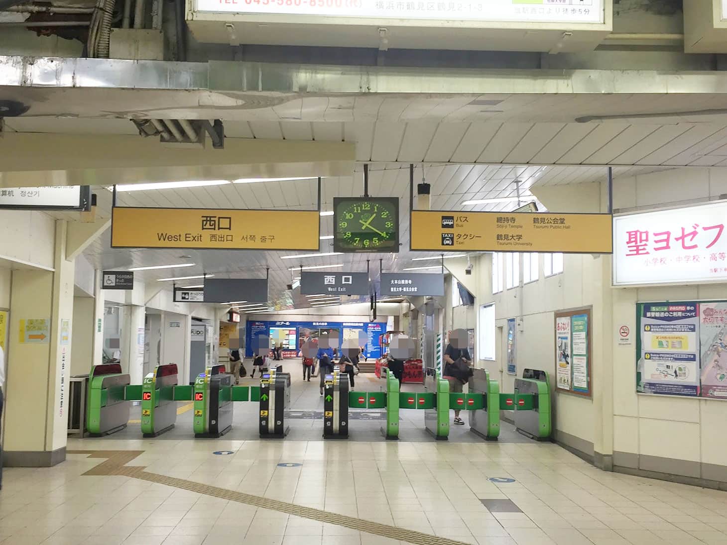 JR鶴見駅の西口改札を出たら、正面に向かって直進します。