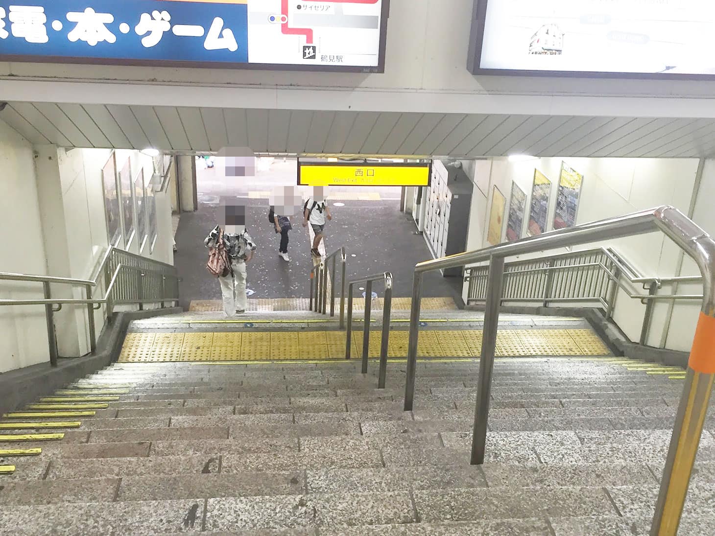 左手に階段が見えてきますので、こちらの階段を下ります。