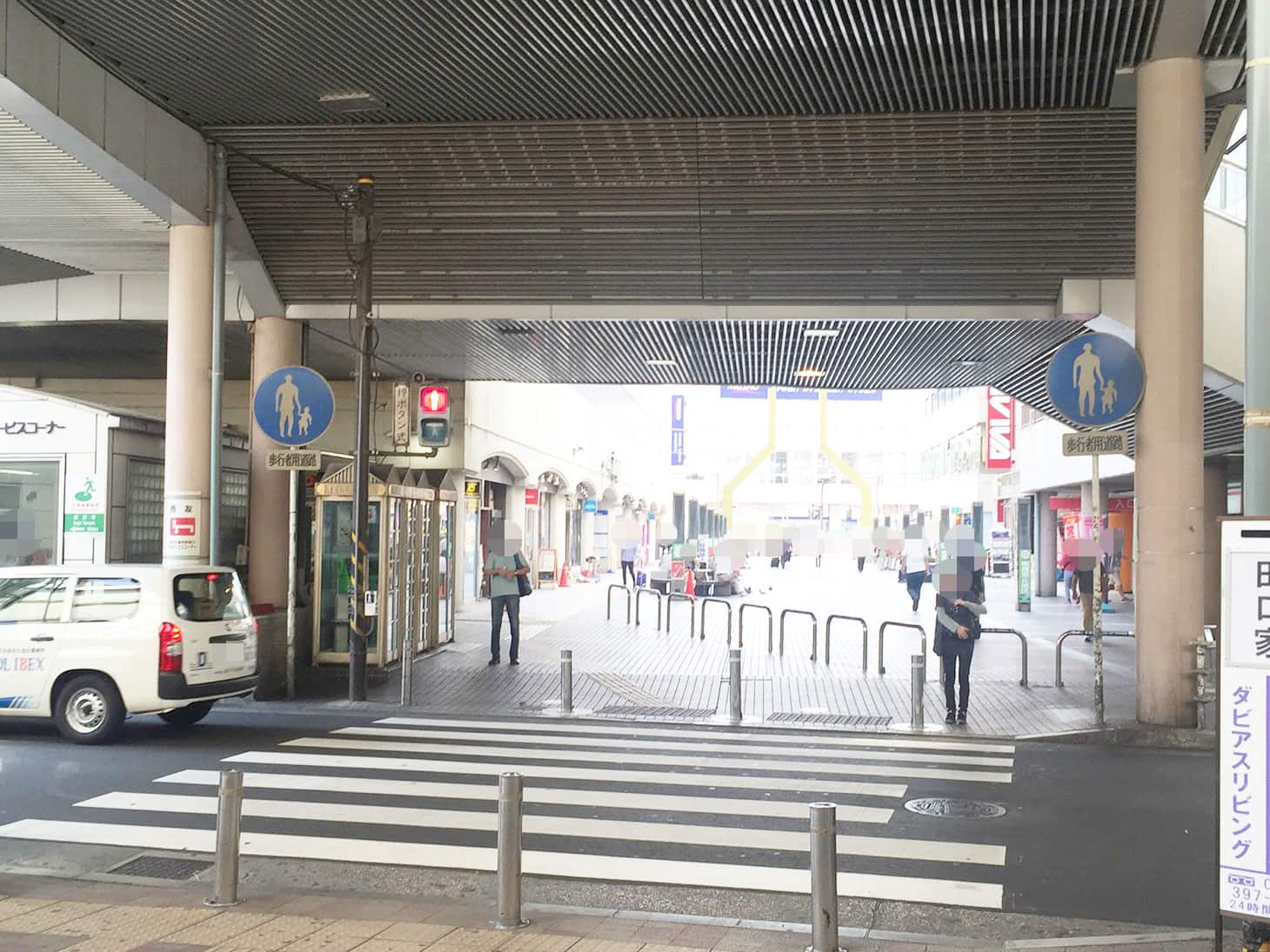 階段を降りると横断歩道が見えます。横断歩道を渡り、正面に向かって直進します。