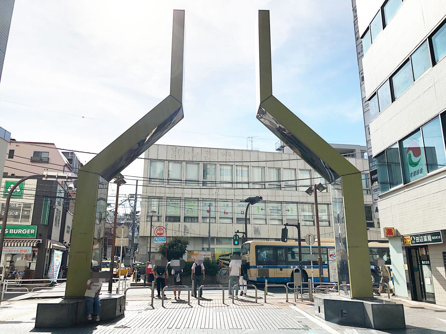 「鶴見駅西口」交差点を渡り、左側に曲がります。